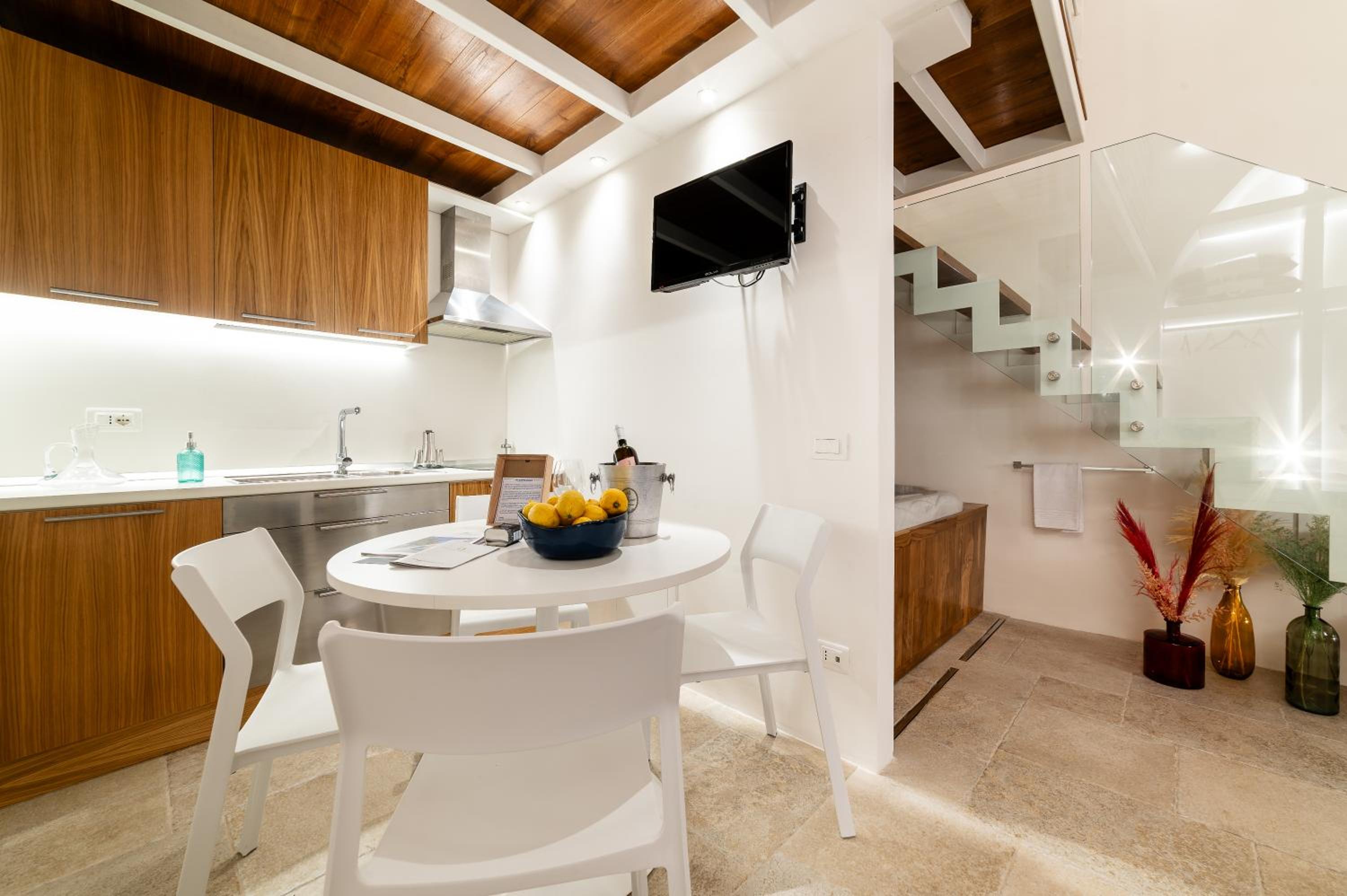 Old Court Luxury Suite&Spa by MONHOLIDAY photo 2