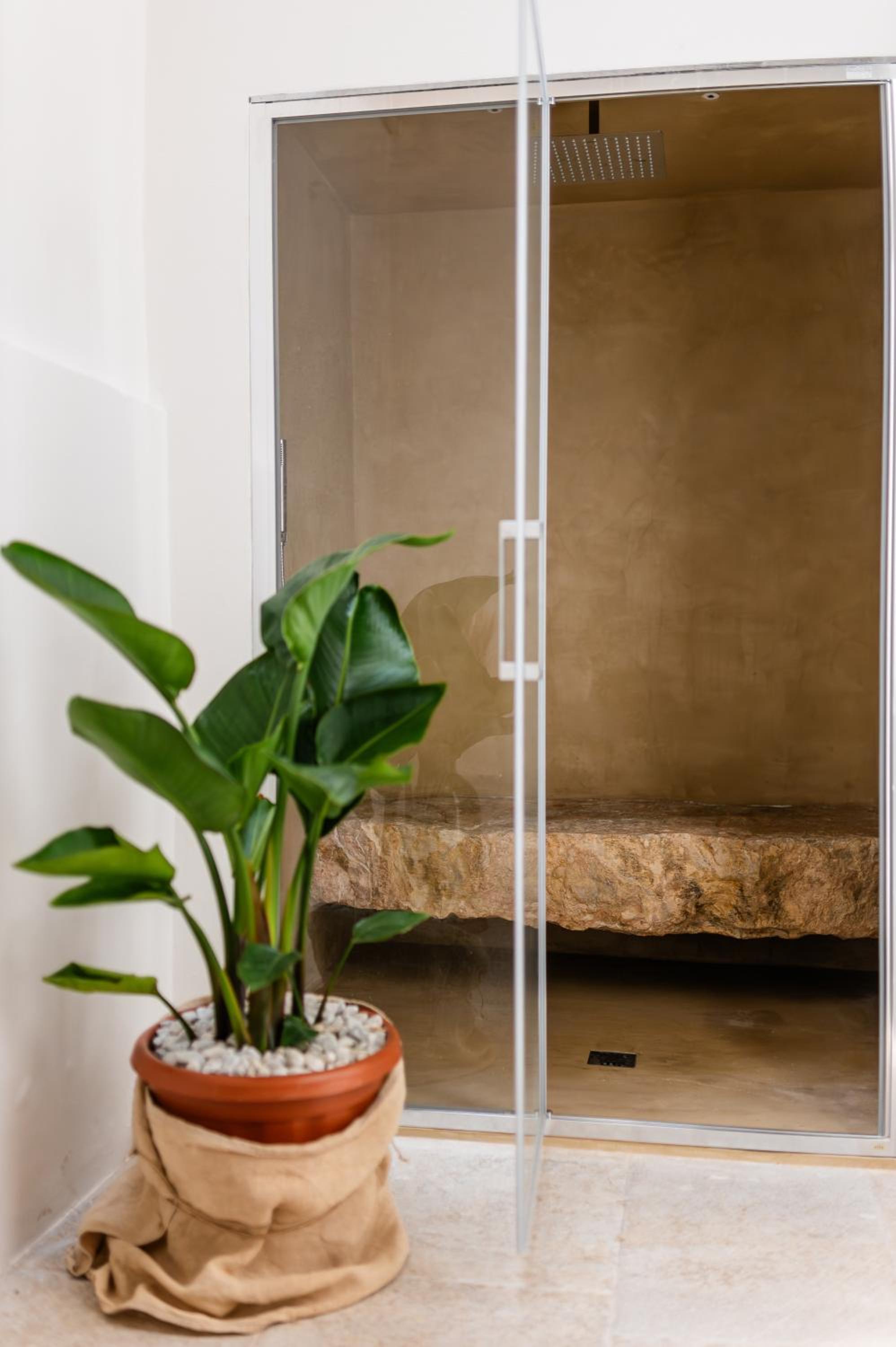 Old Court Luxury Suite&Spa by MONHOLIDAY photo 2