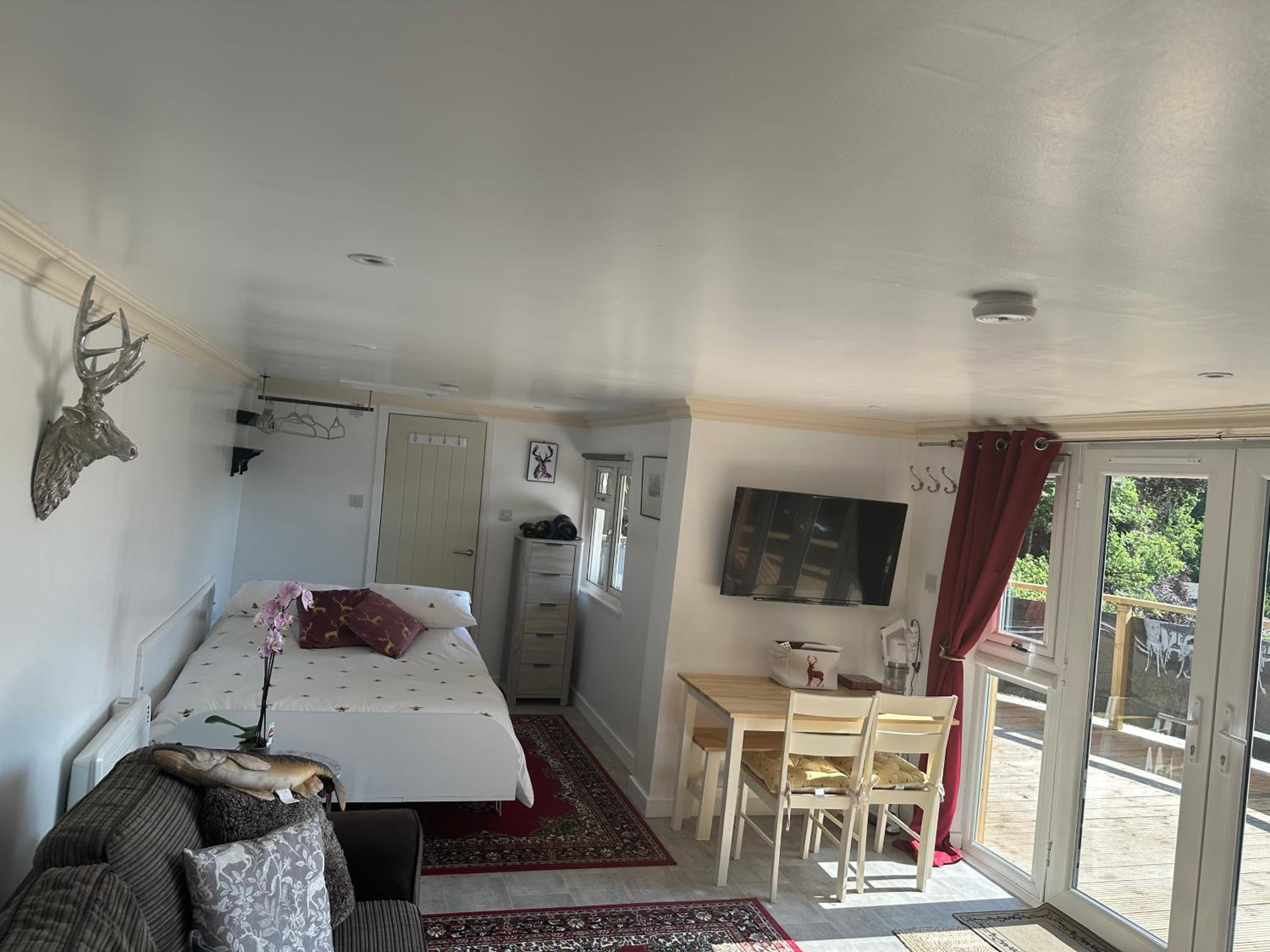 Unique Orchard Lodge for couples with hot tub
