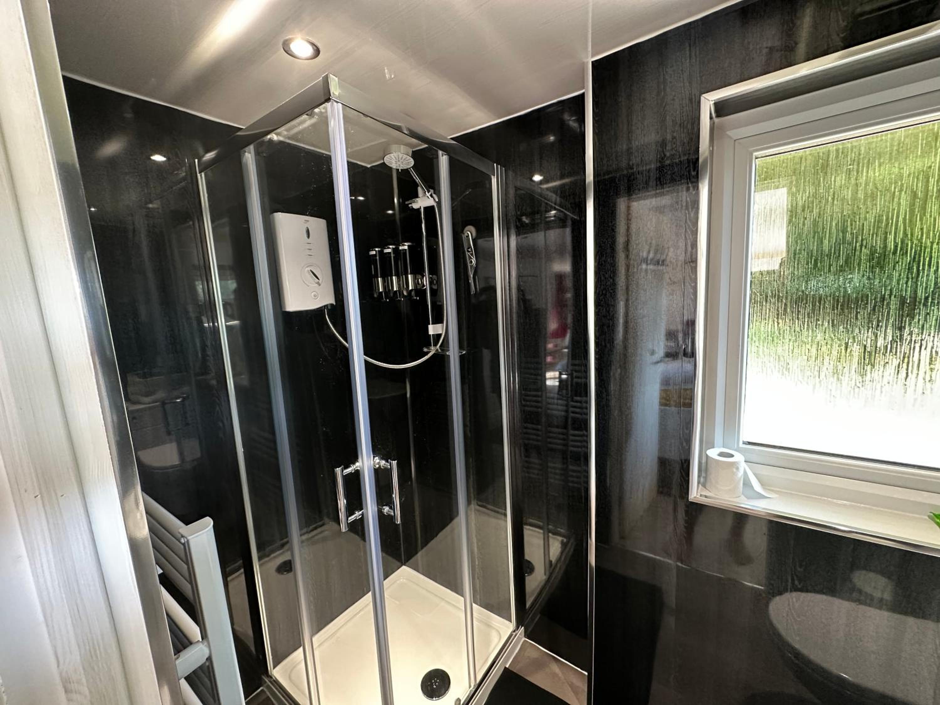 Unique Orchard Lodge for couples with hot tub