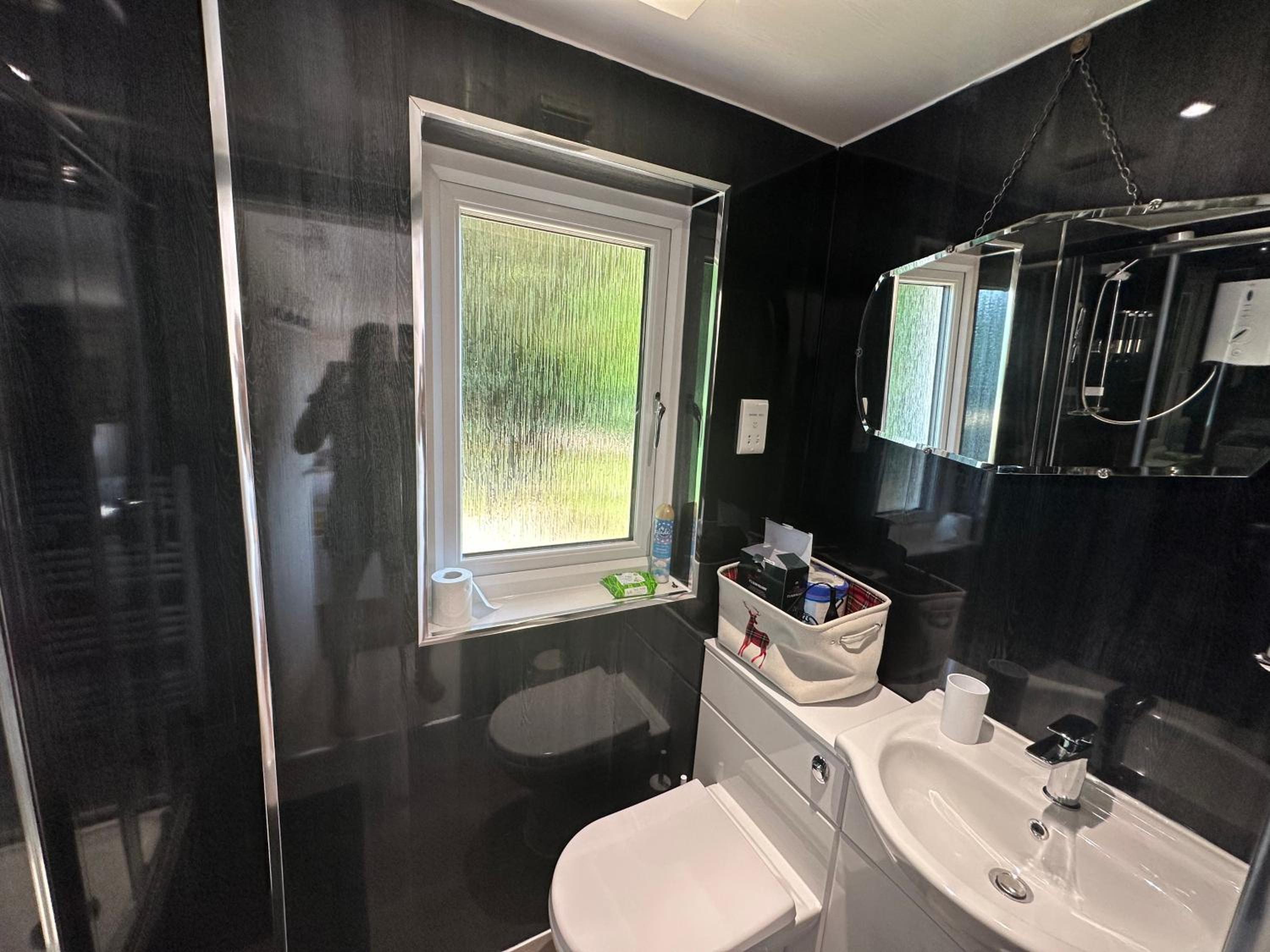 Unique Orchard Lodge for couples with hot tub
