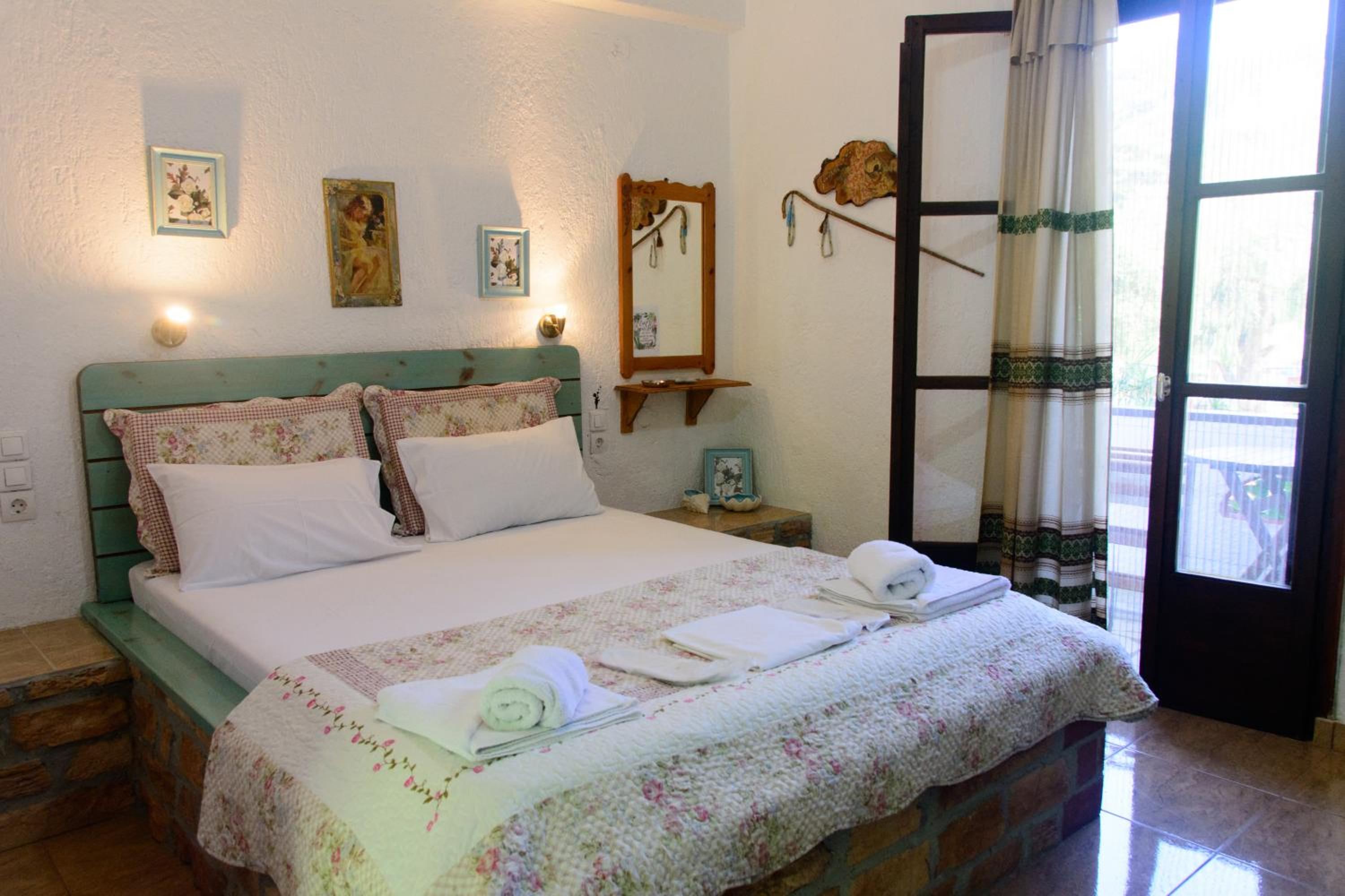 Spiros Rooms