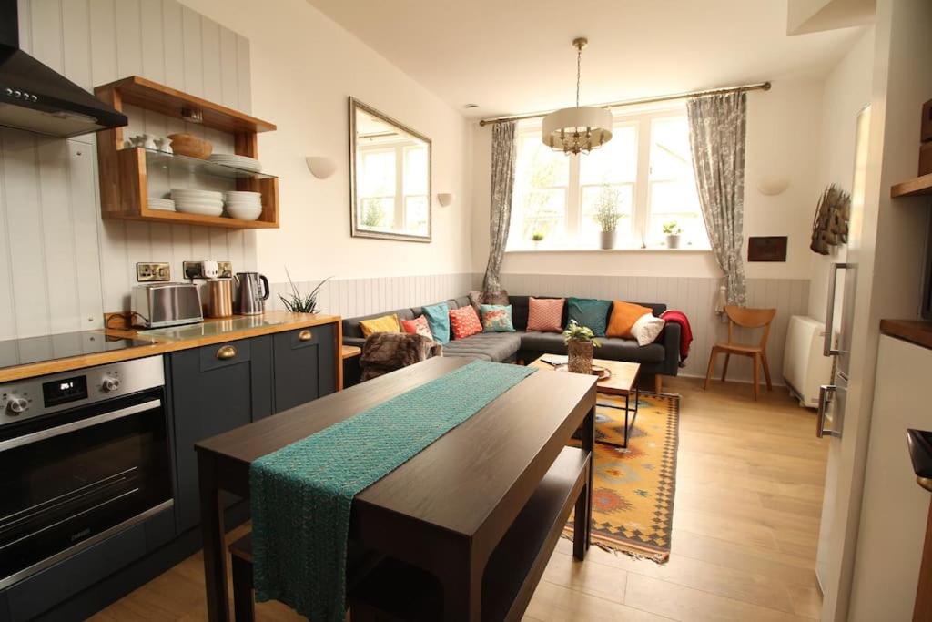 4 The Old Schoolhouse: Parking, hot tub, garden, air con view 4