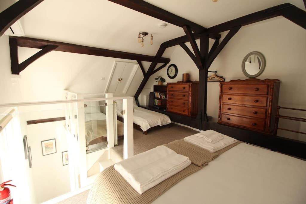 4 The Old Schoolhouse: Parking, hot tub, garden, air con view 5