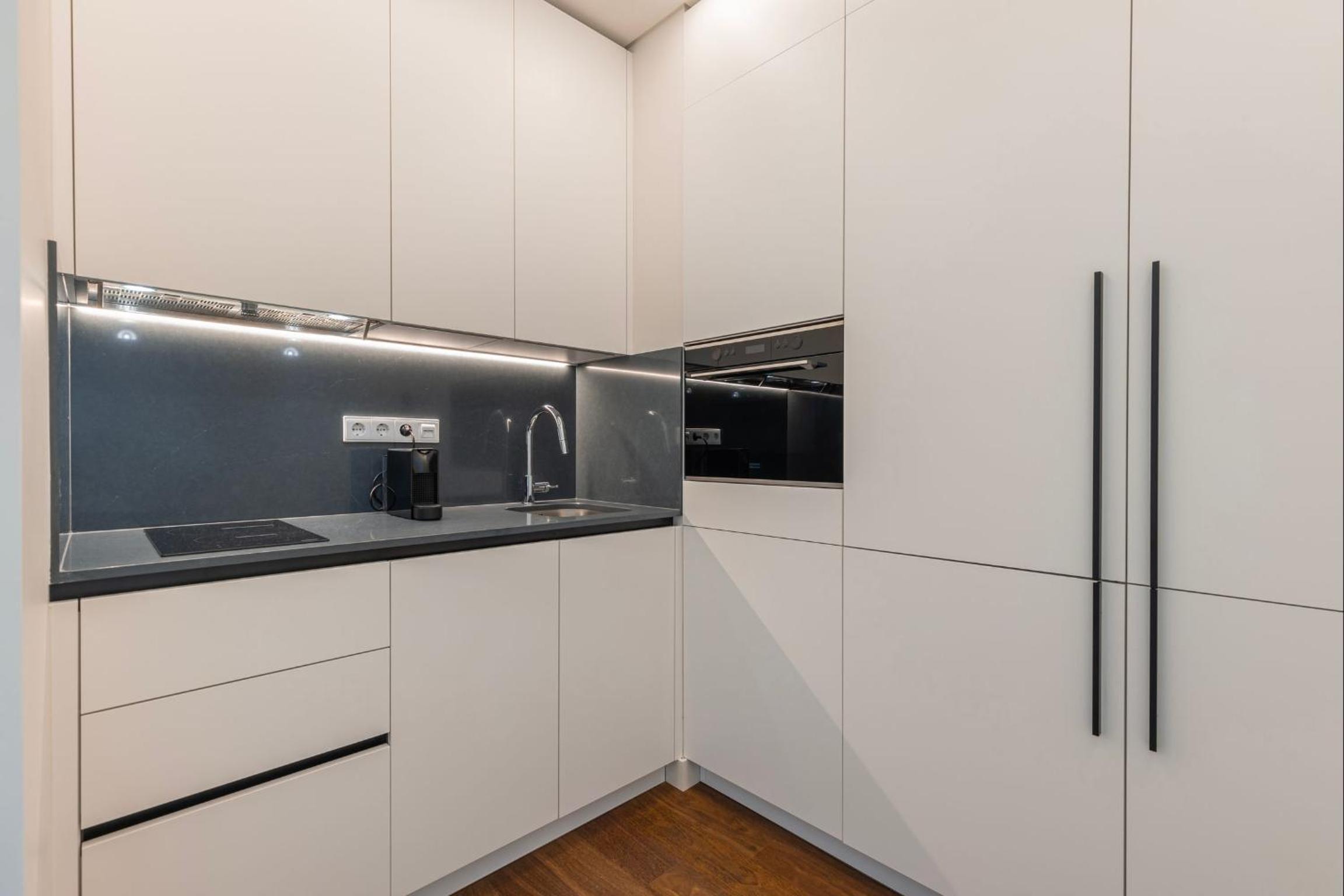 Radiant Apartment in City Center by LovelyStay view 2