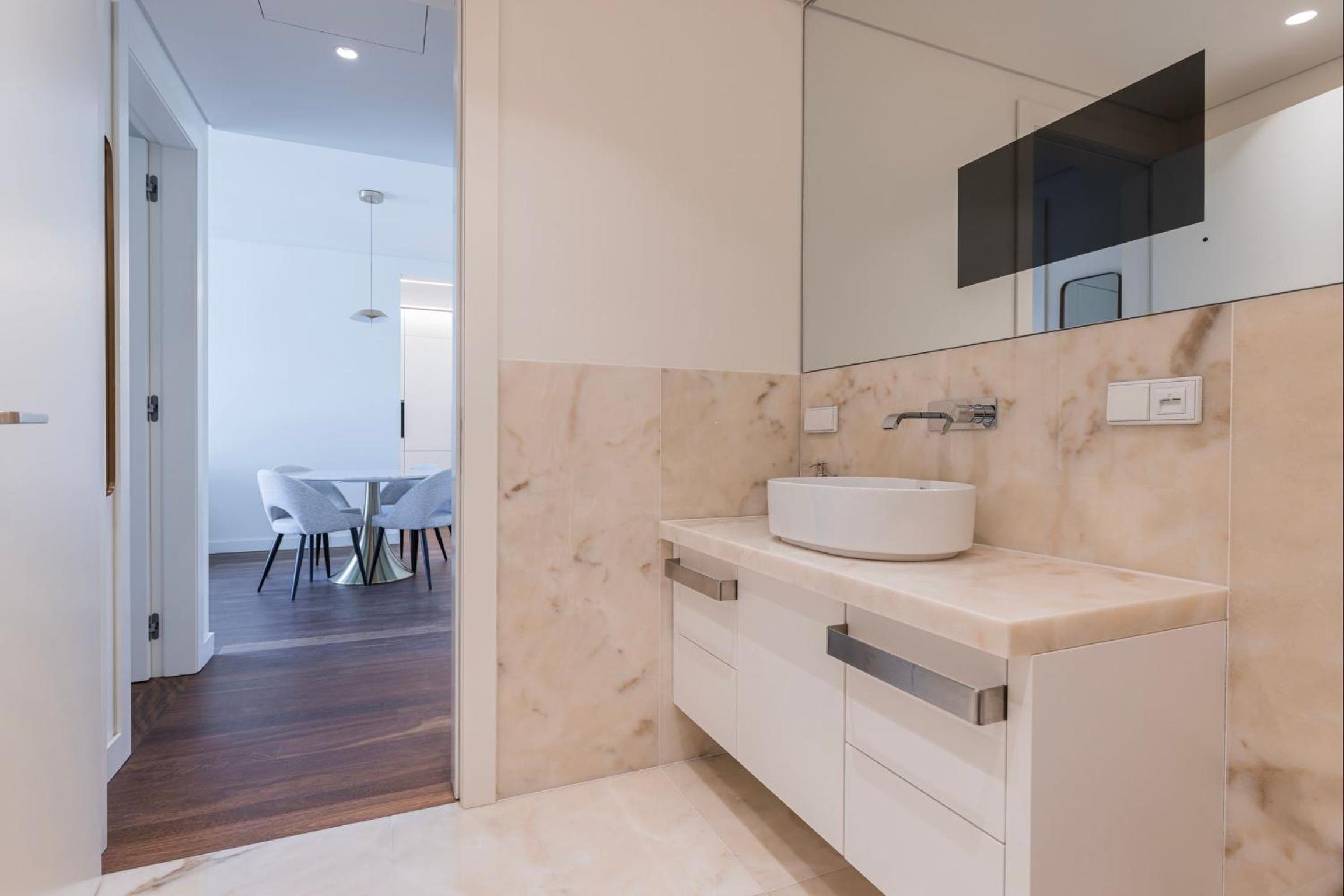 Radiant Apartment in City Center by LovelyStay view 3