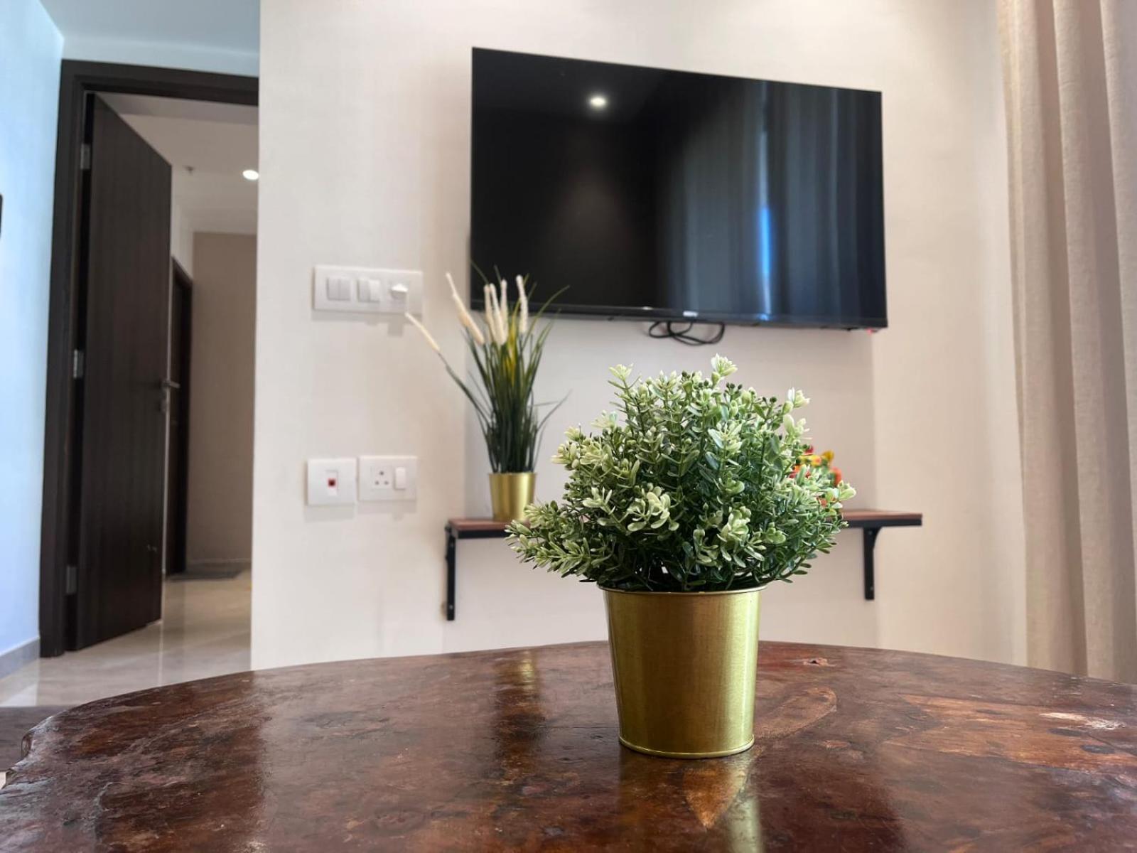 1BR Mumbai theme Apartment In Powai by Florastays