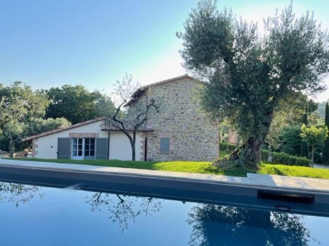 Villa la Madonna with pool and padelcourt view 4