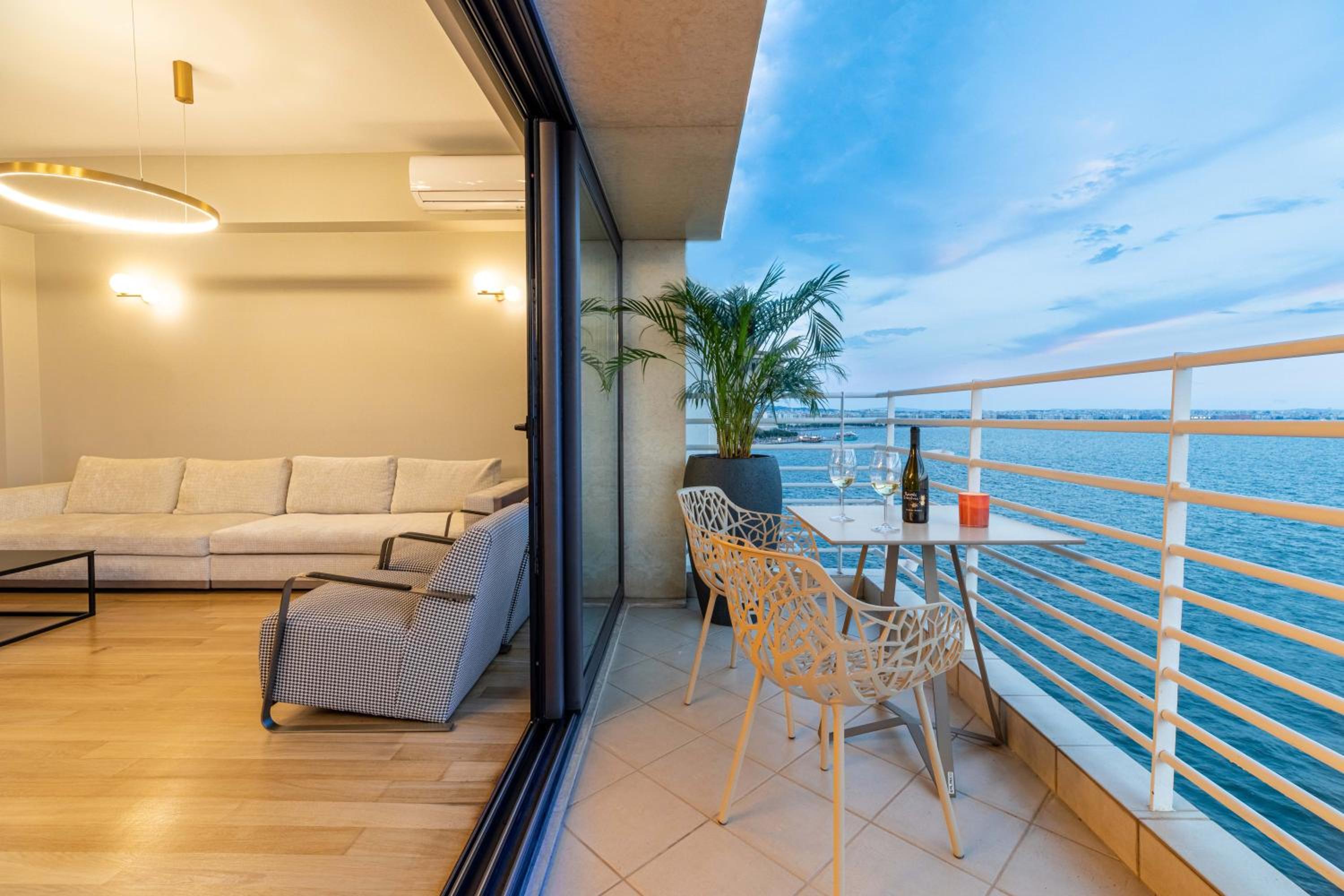 Hotel ICONIC SALONICA SUITE seafront - Image 1