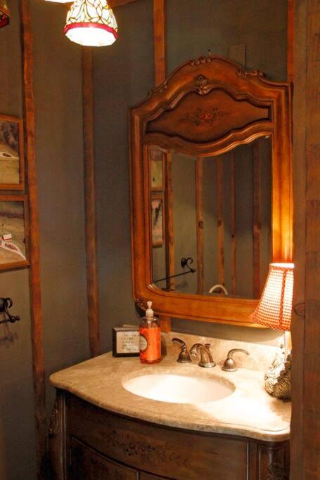 Romantic escape -100 acre horse farm near Purina.
