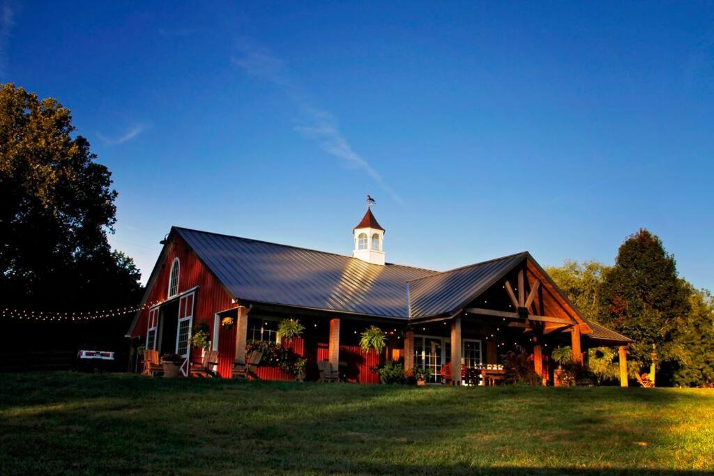 Romantic escape -100 acre horse farm near Purina.