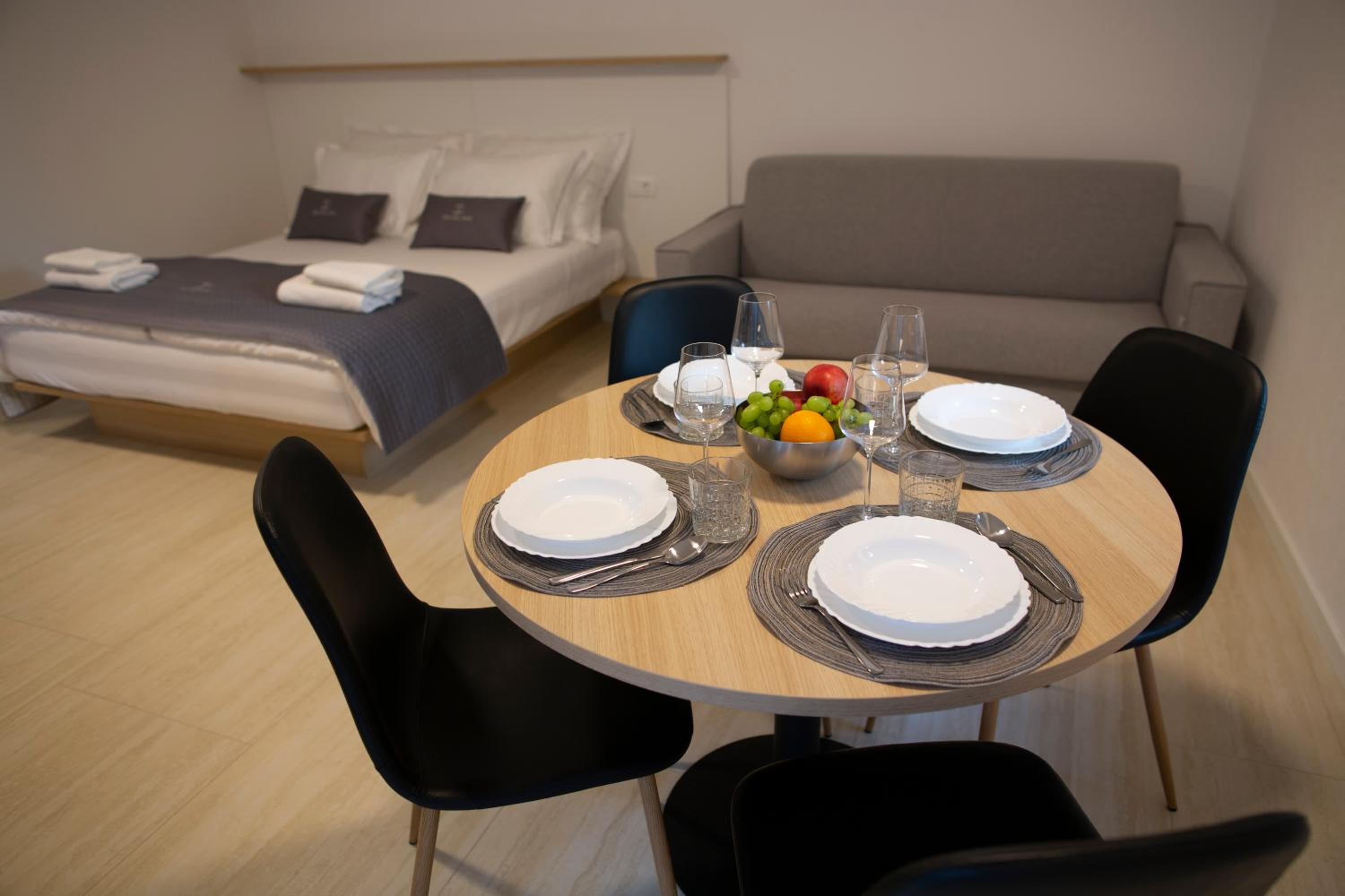 Dea Del Mar Apartments view 2