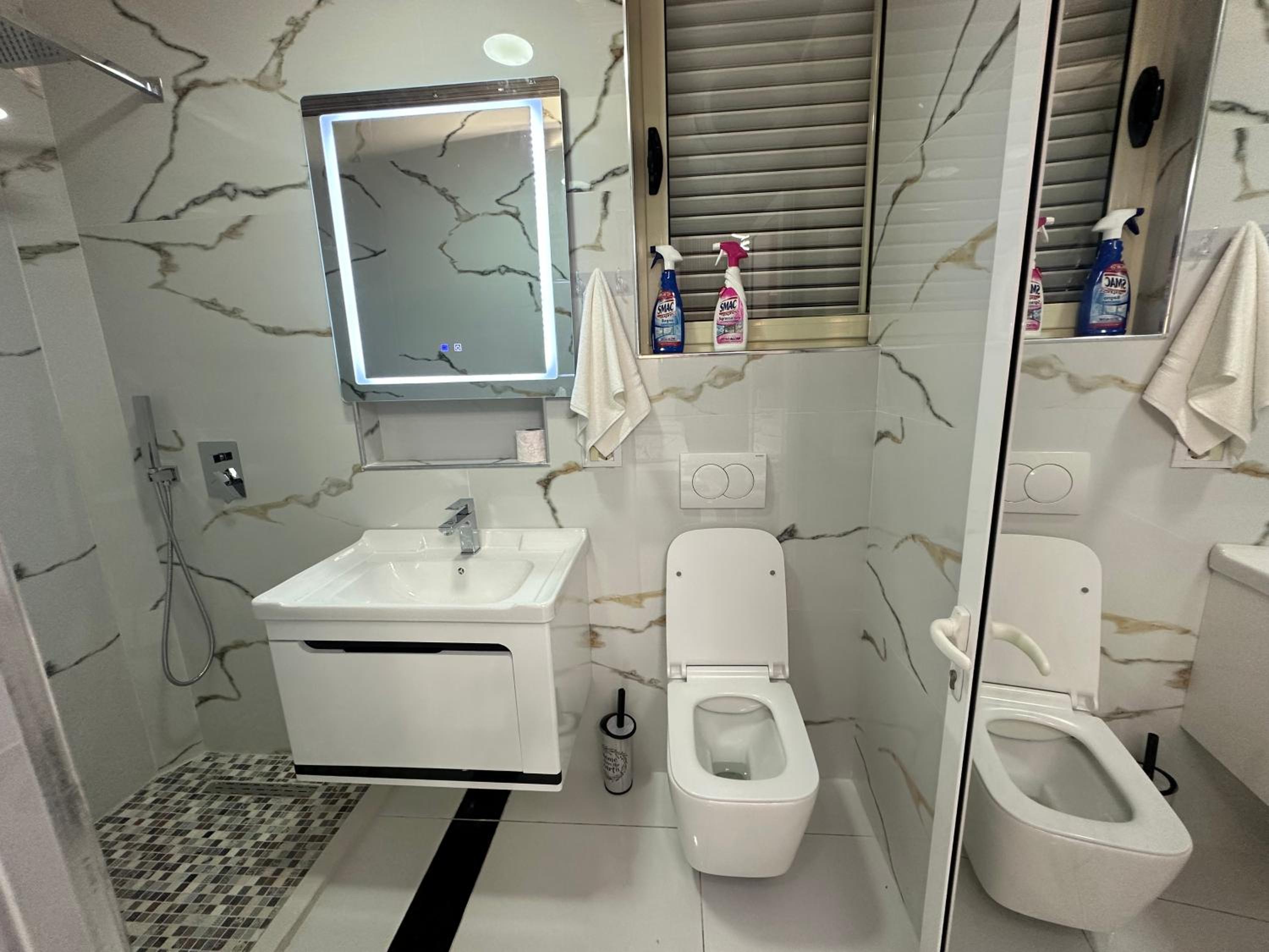 ESTO's Apartament near Tirana Airport 1 - Self CheckIN -Netflix - FREE Parking