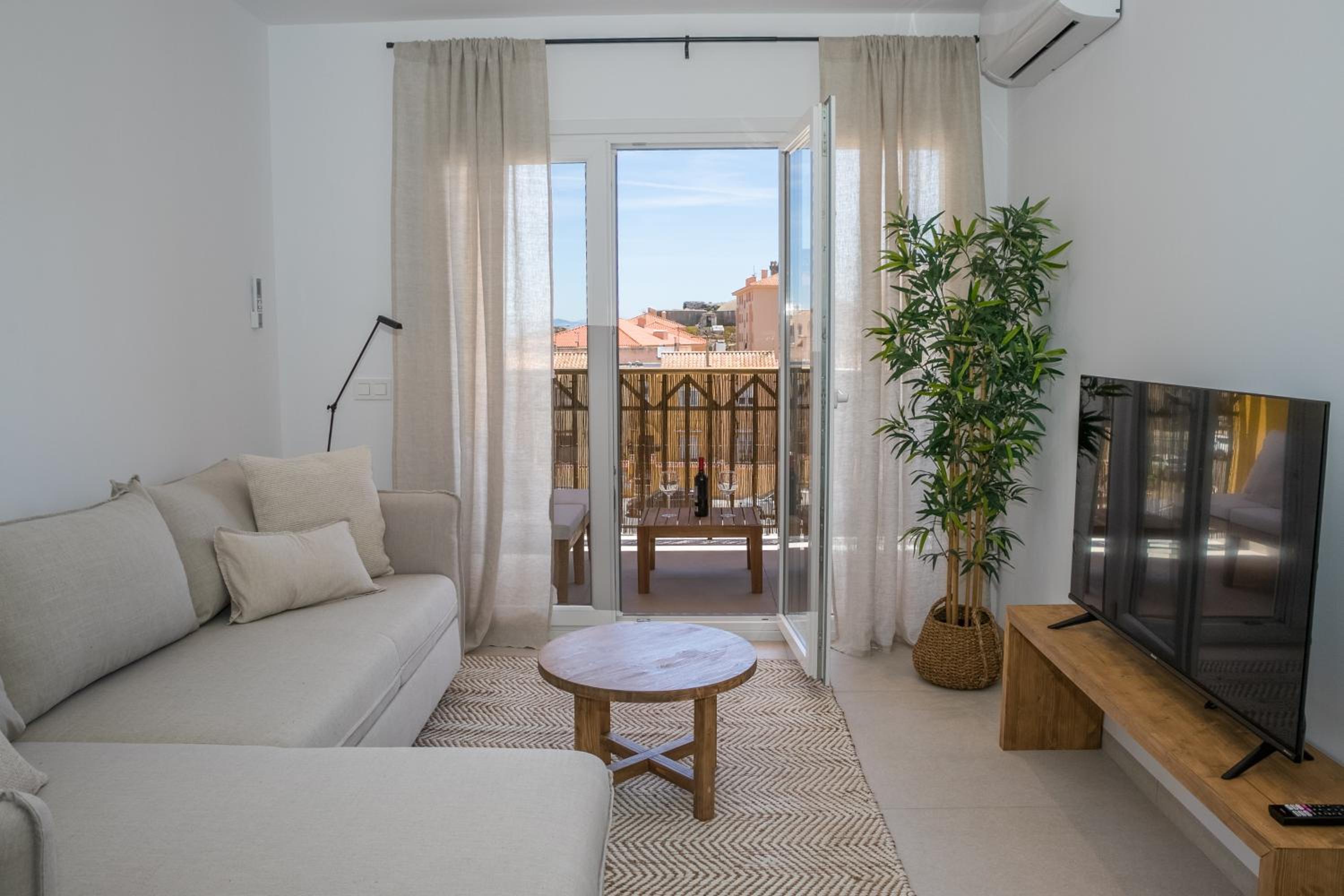 Lances Sun - Apartamento moderno frente a Playa Los Lances ideal para 7 viajeros view 4