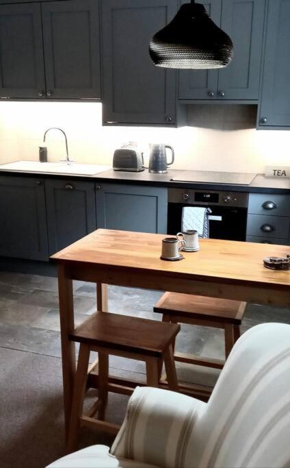 The Old Barn Annexe, cosy stay, close drive to city, beach, South Downs & Goodwood view 5