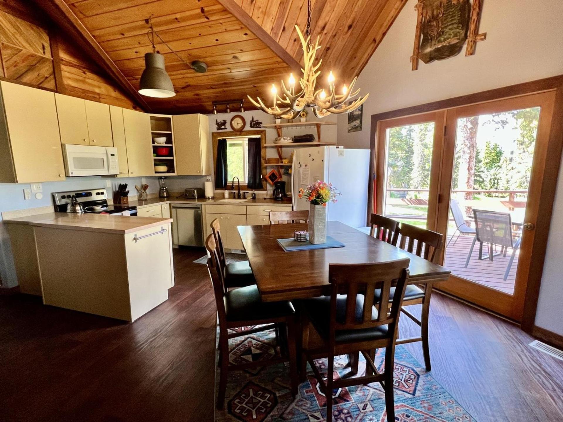 Denali Natl Park 3 Bedroom Home on 5 Acres, hiking and wildlife view 2