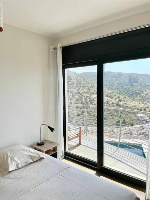 Villa con piscina sobre la Almadrava II
