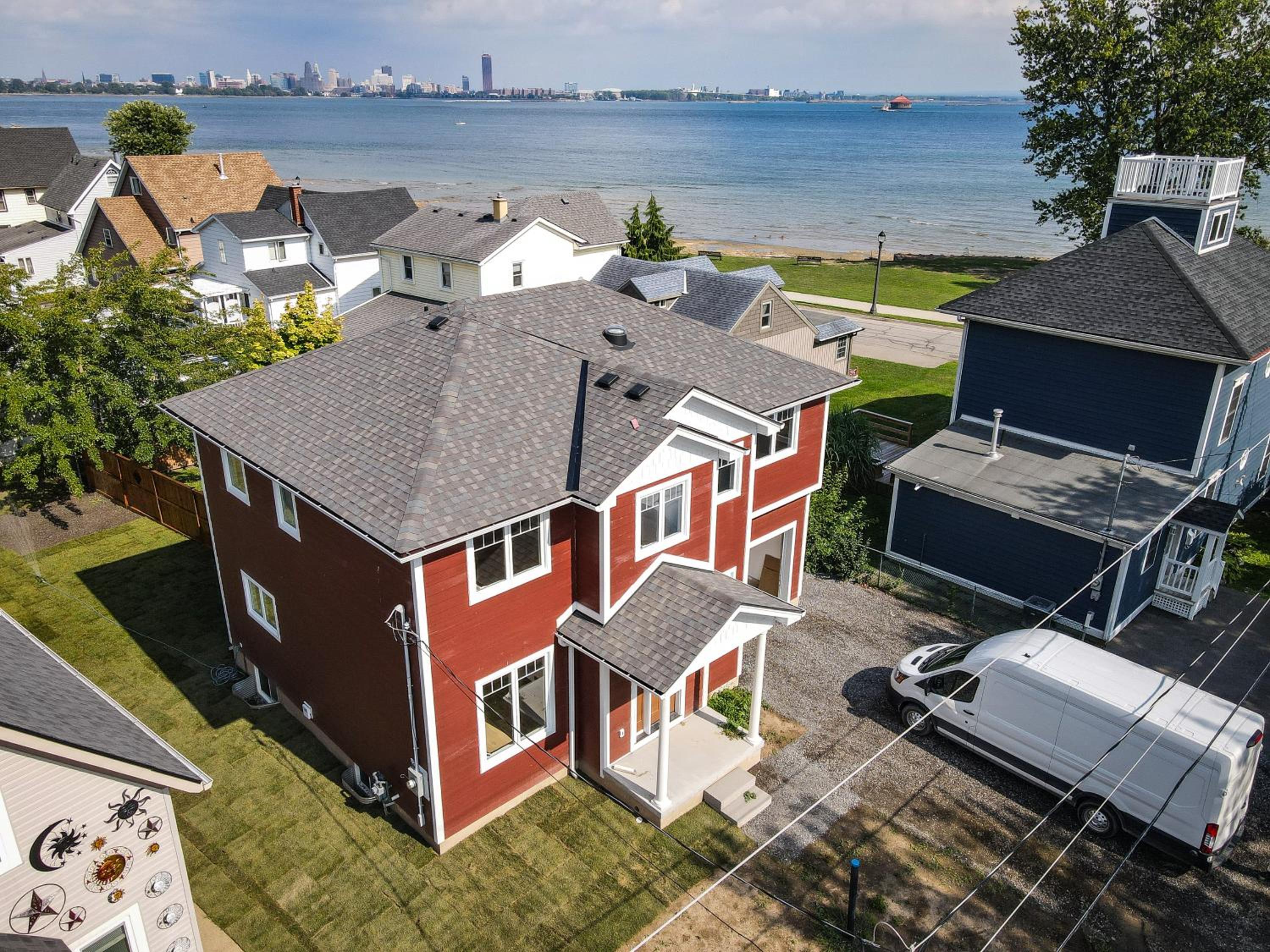 Lake view cottage with three ensuites and elevator