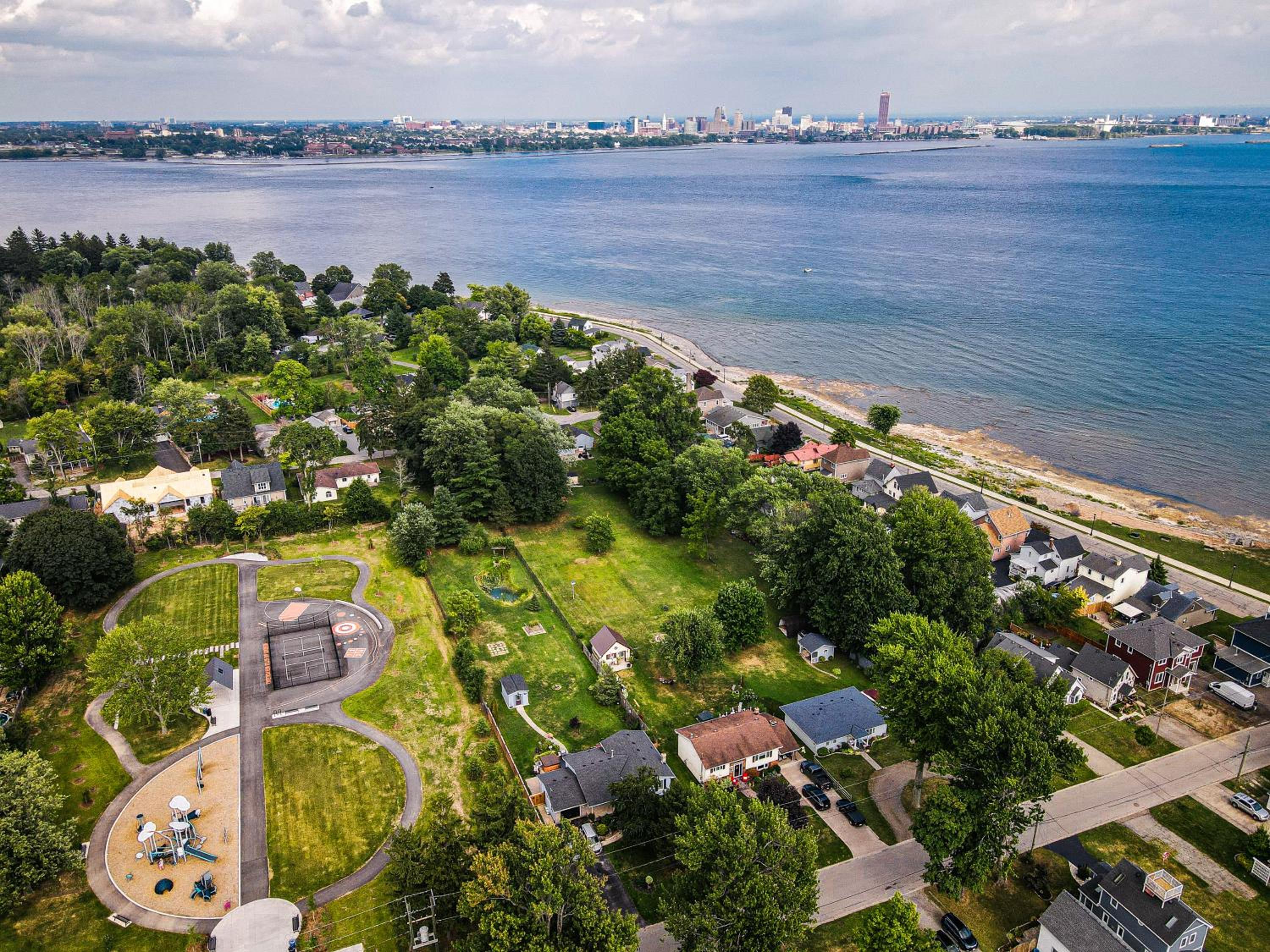 Lake view cottage with three ensuites and elevator