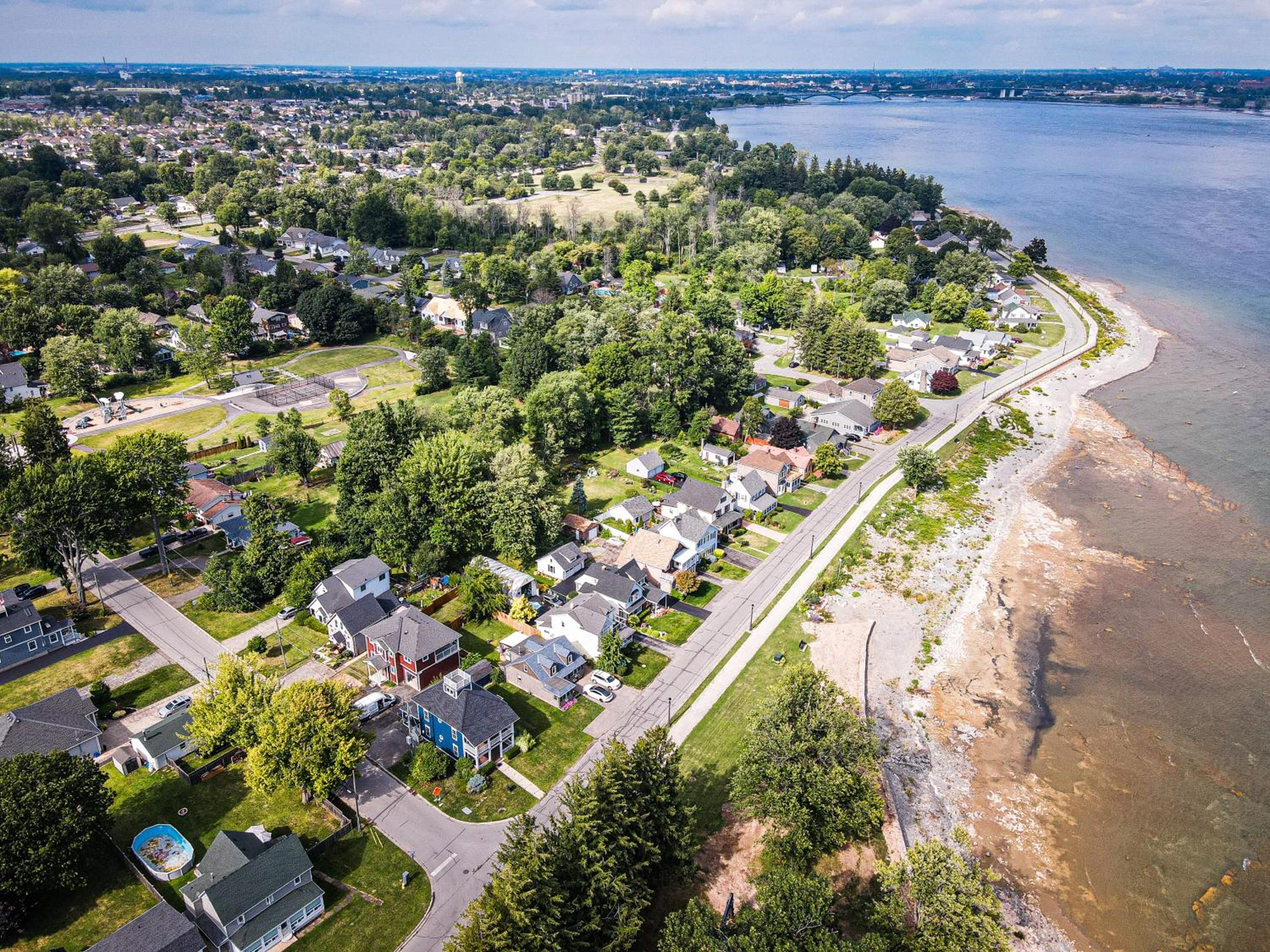 Lake view cottage with three ensuites and elevator