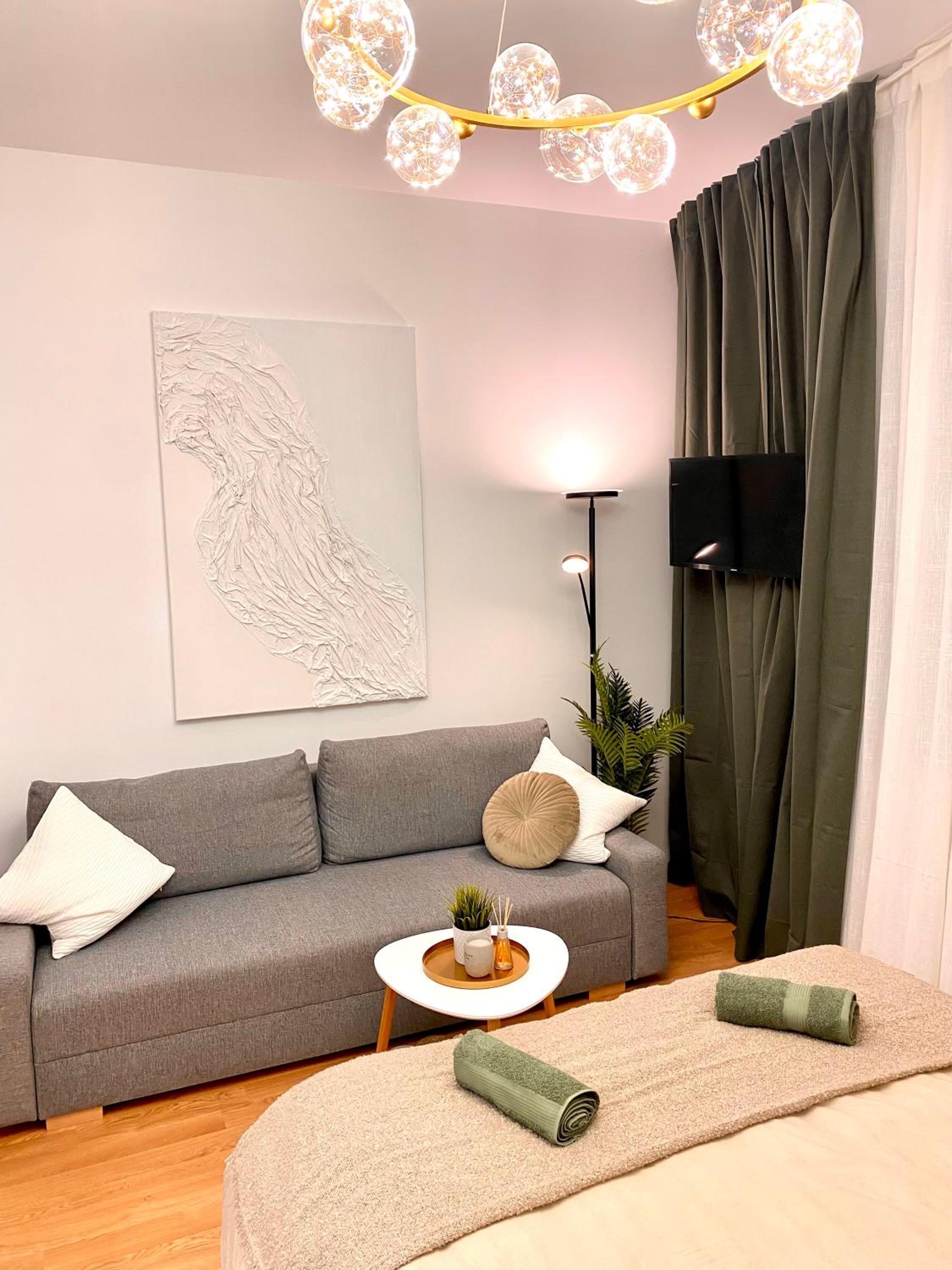 BRAND NEW Design studio Emerald - old town A/C view 5