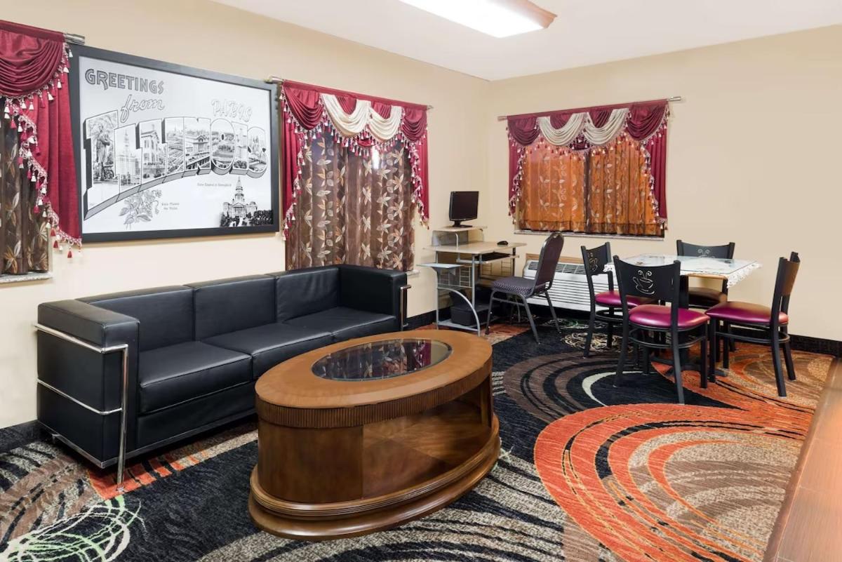 Super 8 by Wyndham Paris IL view 4