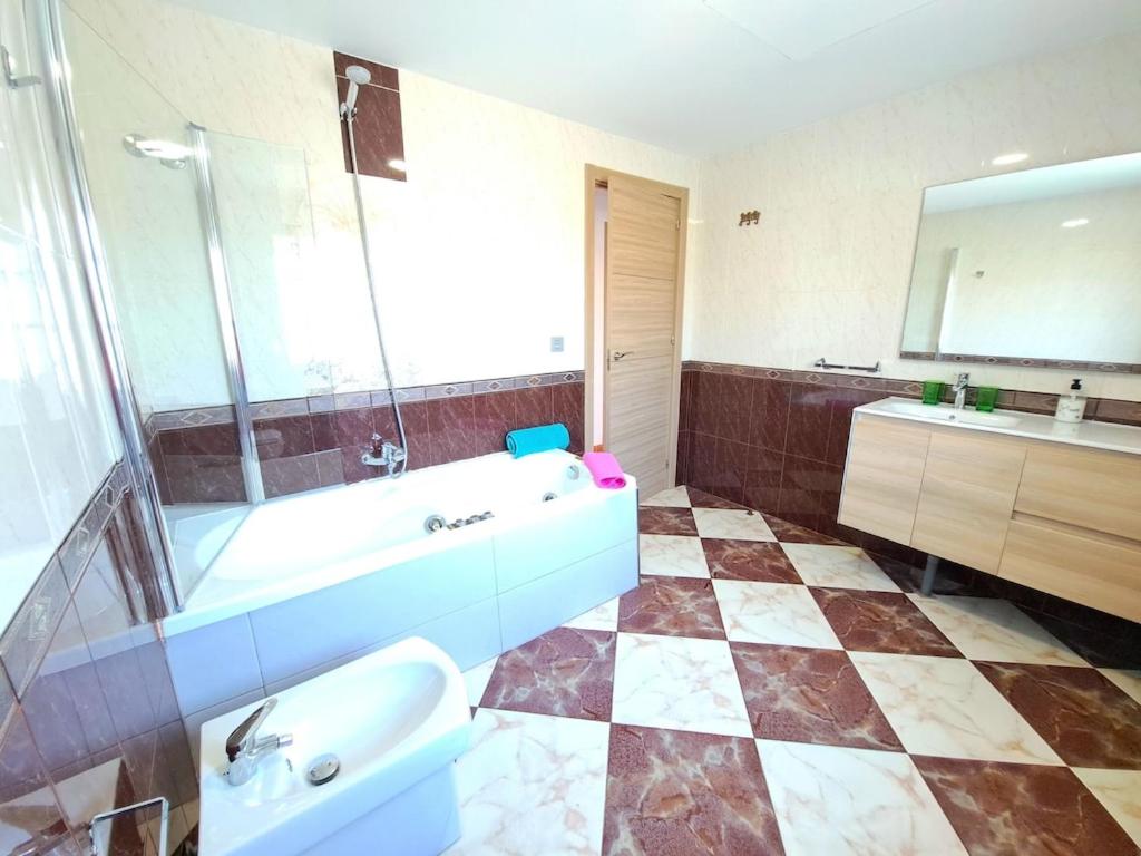 Magnificent villa: 2 private pools, BBQ, garden & parking. 13 per. In Padul view 4