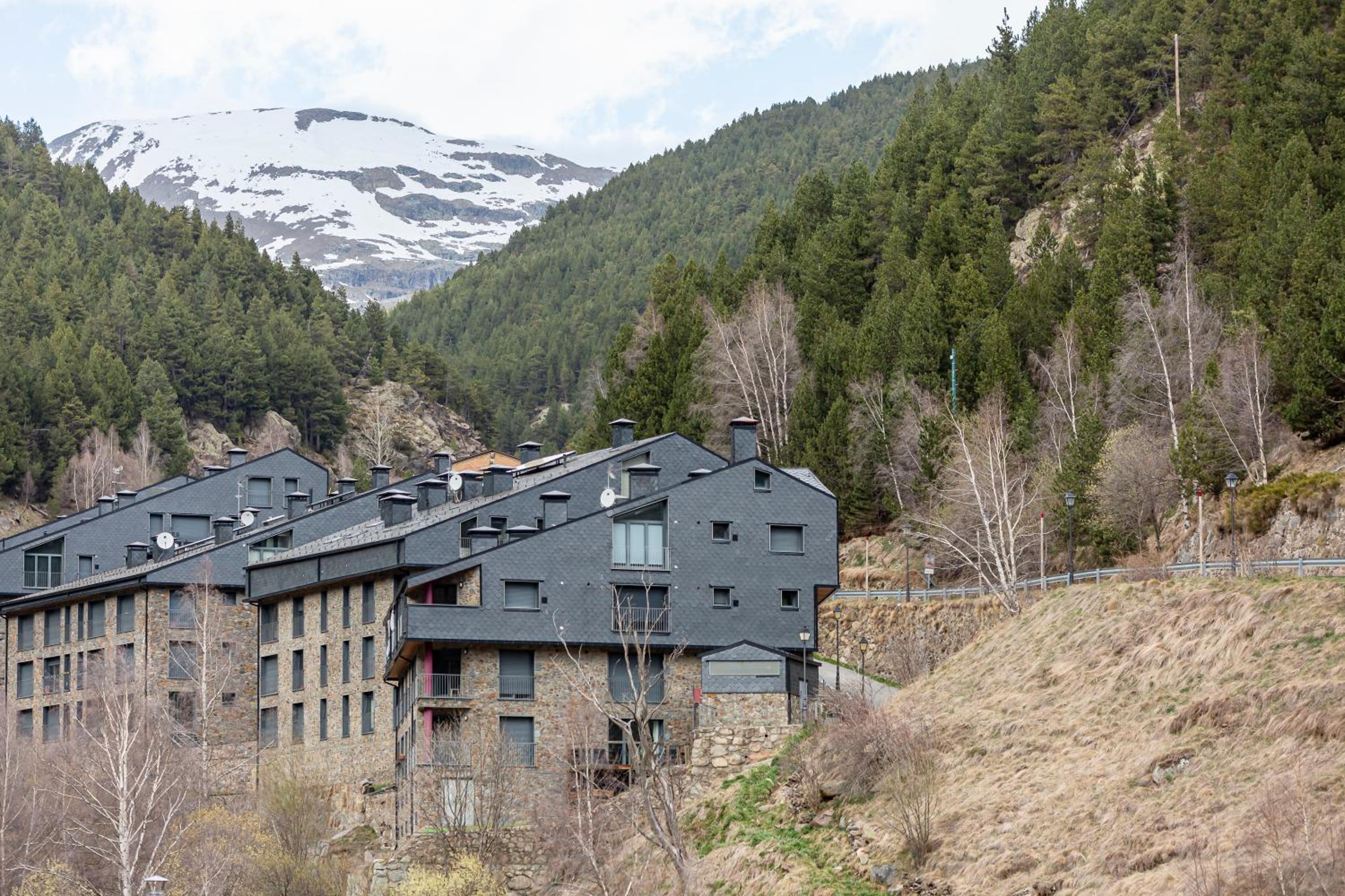 A 4 min de Pistas, Refugio Alpino con Río y Nieve I AndBnB