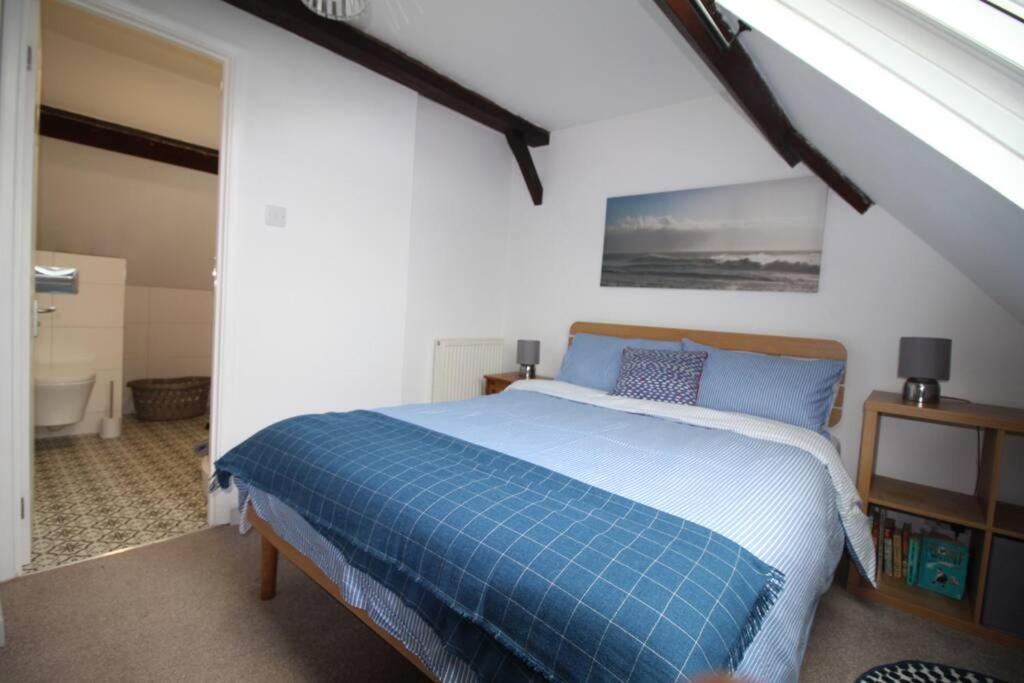 3 The Old Schoolhouse: hot tub, log burner, parking, en-suite view 4