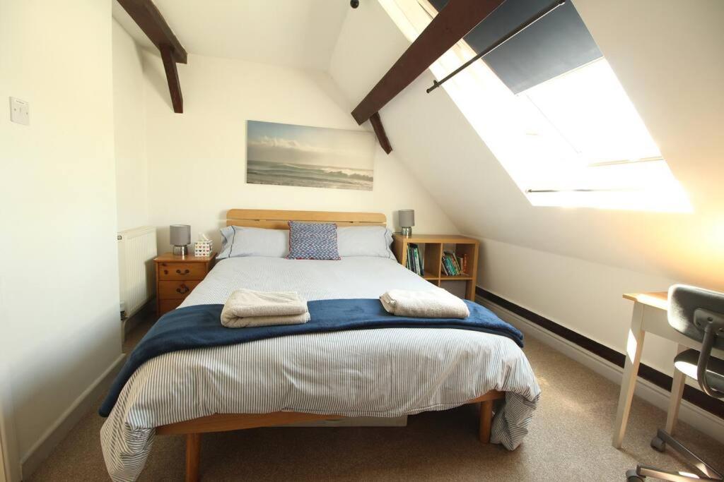3 The Old Schoolhouse: hot tub, log burner, parking, en-suite view 5