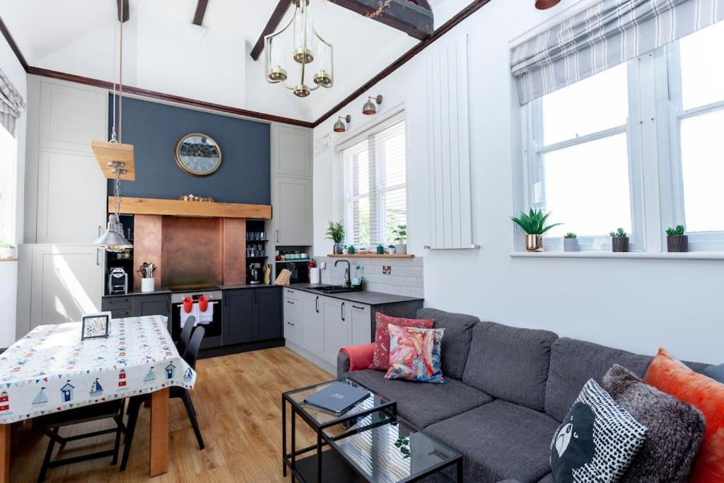 2 The Old Schoolhouse: En-suite, hot tub, parking, pets view 3
