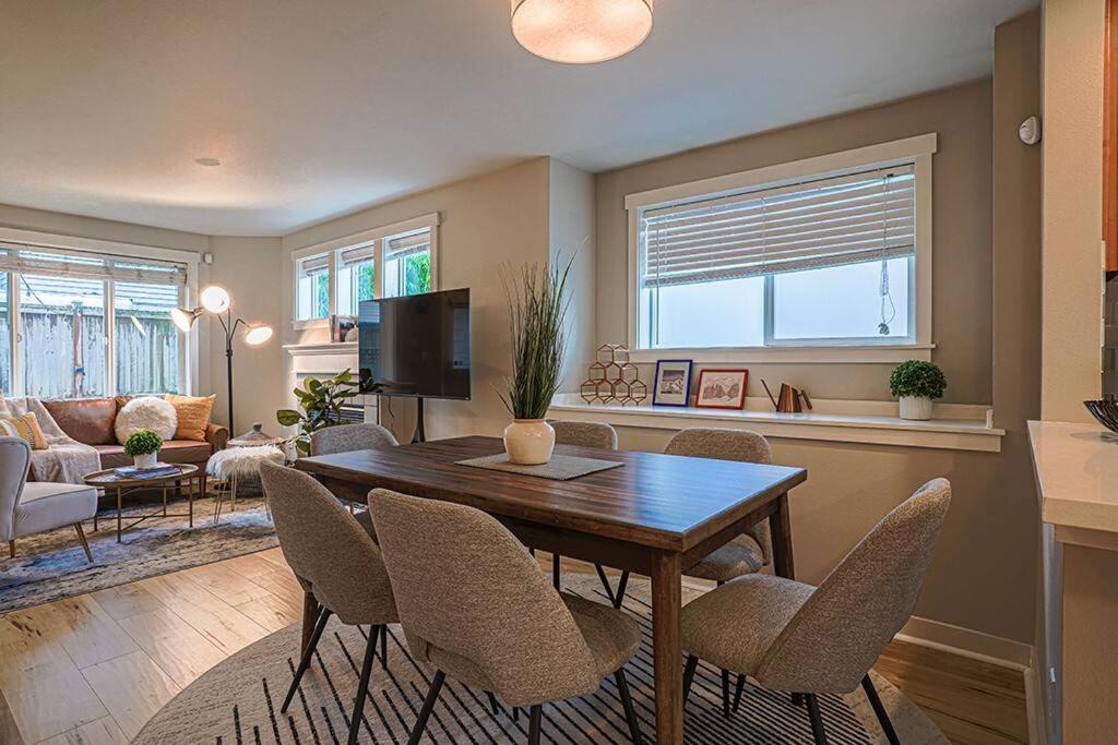 Fremont's stylish home-Lake Union view on Rooftop view 4