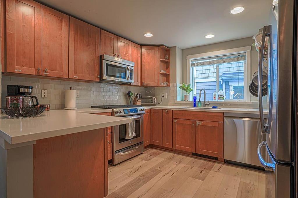 Fremont's stylish home-Lake Union view on Rooftop view 5
