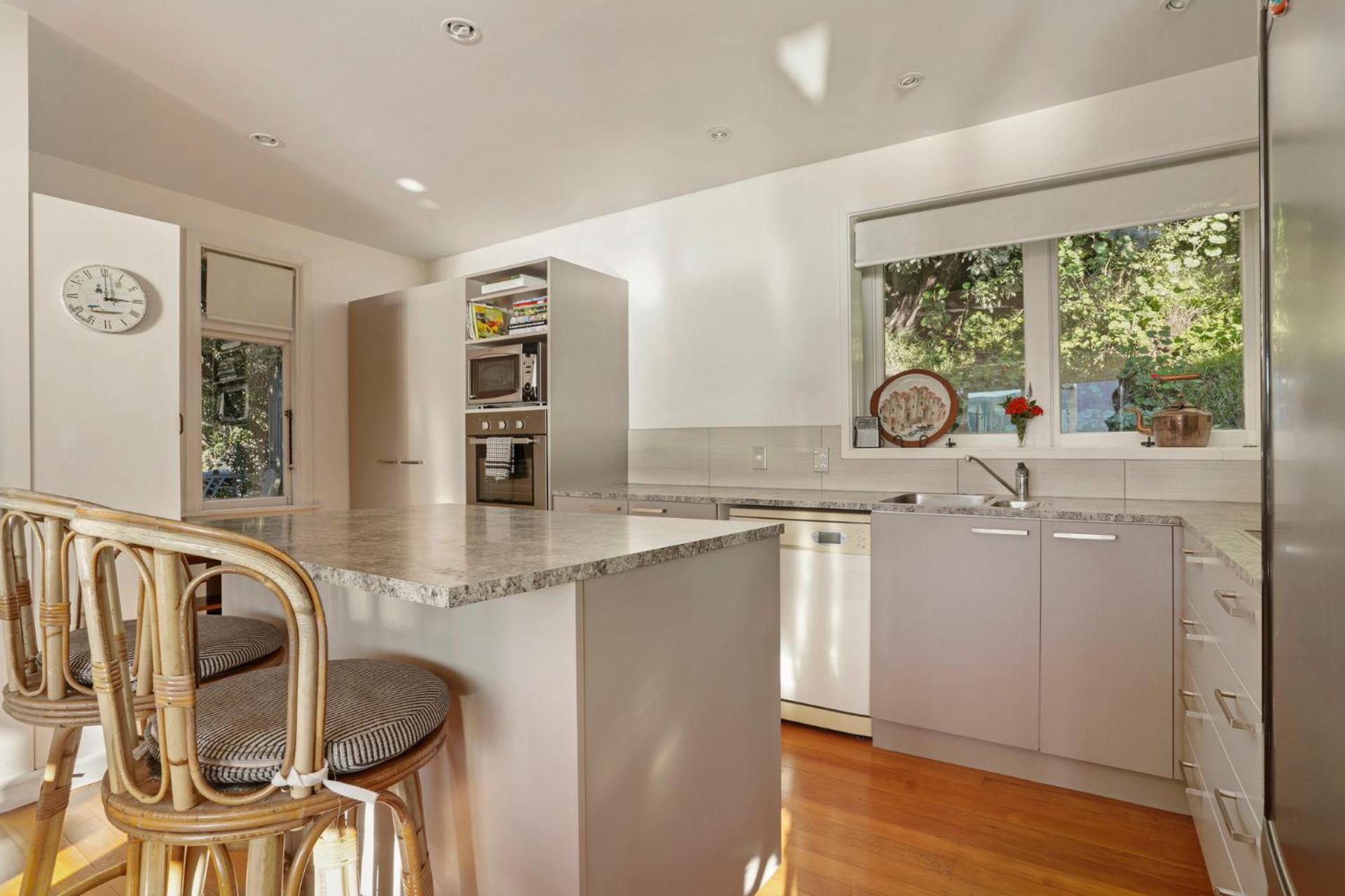 Kaioruru View - Diamond Harbour Holiday Home