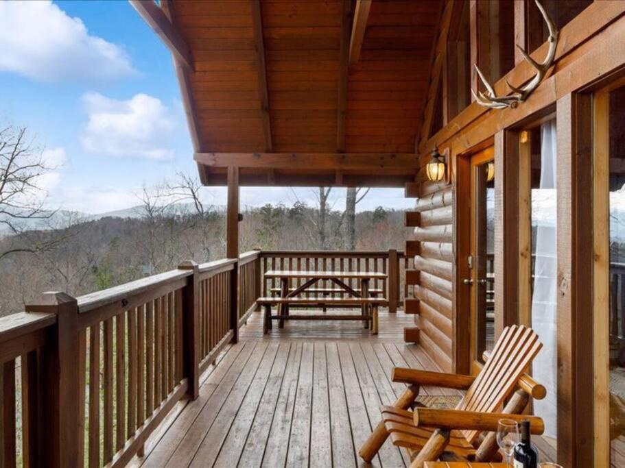 Breathtaking views of the Smokies, 3 mins to Gatlinburg view 5