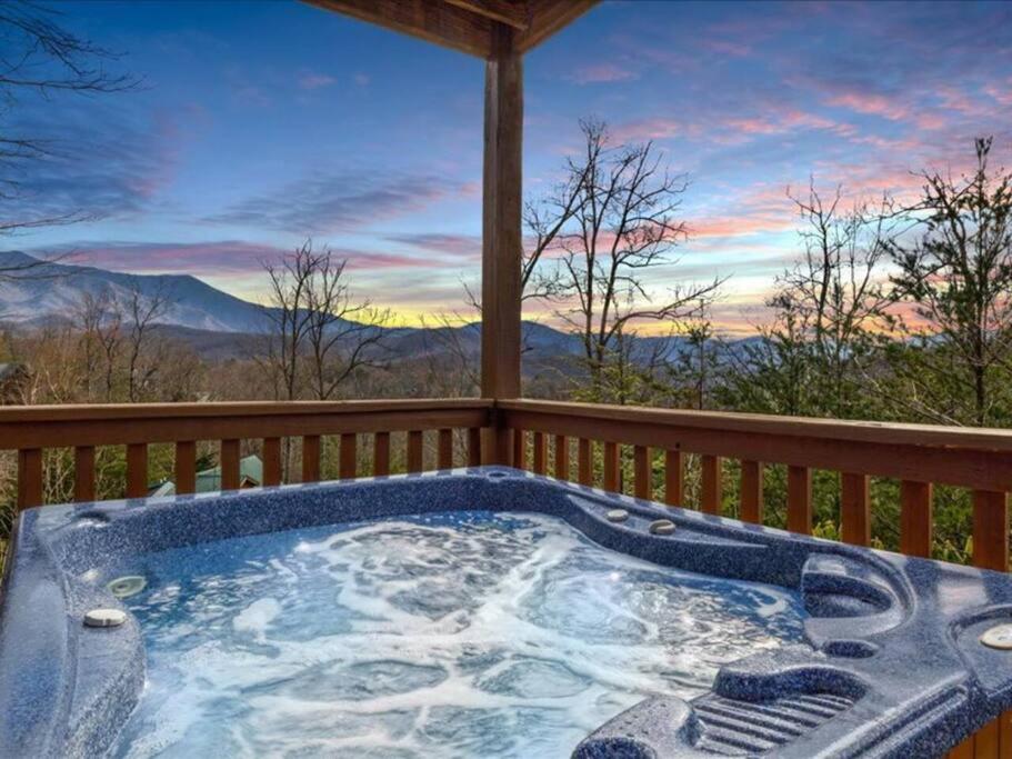 Breathtaking views of the Smokies, 3 mins to Gatlinburg view 3