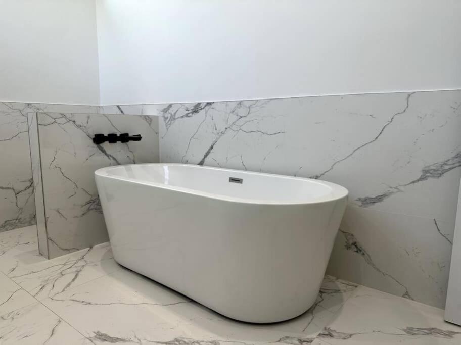 New High-End Luxury Pet-Friendly Villa