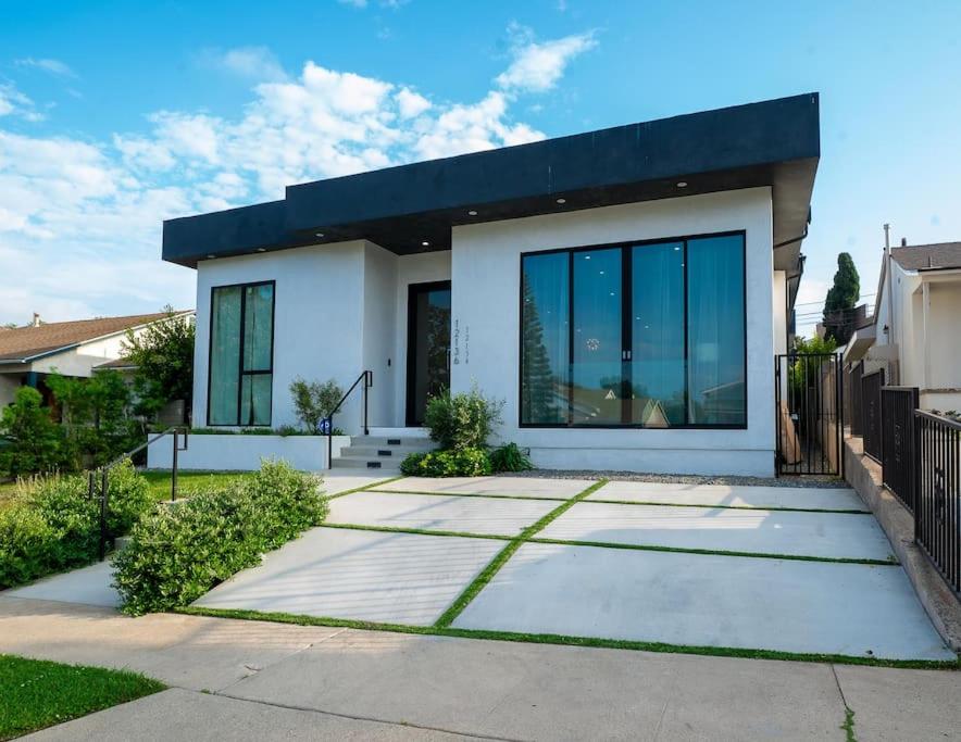 New High-End Luxury Pet-Friendly Villa
