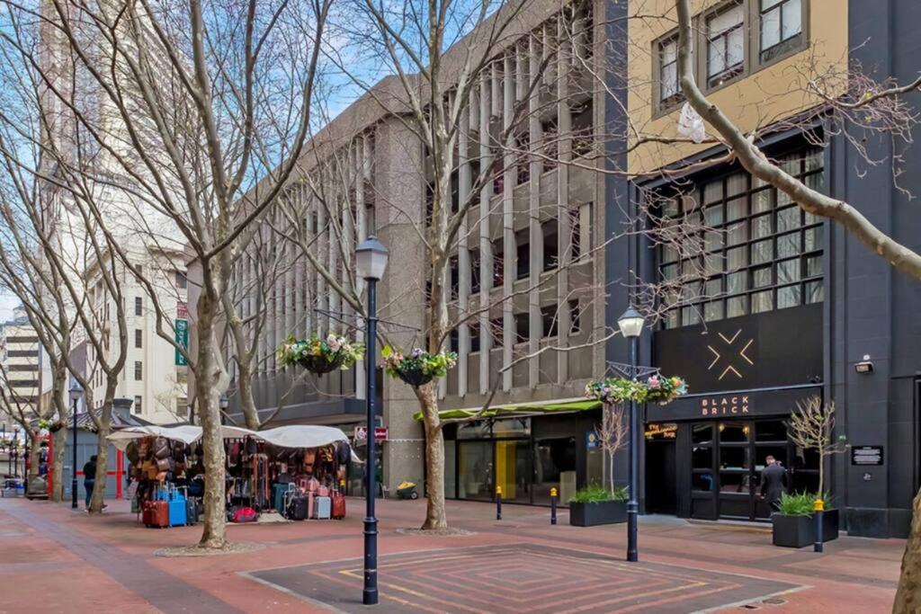 Luxury Building in Convenient Location w Full Power view 5