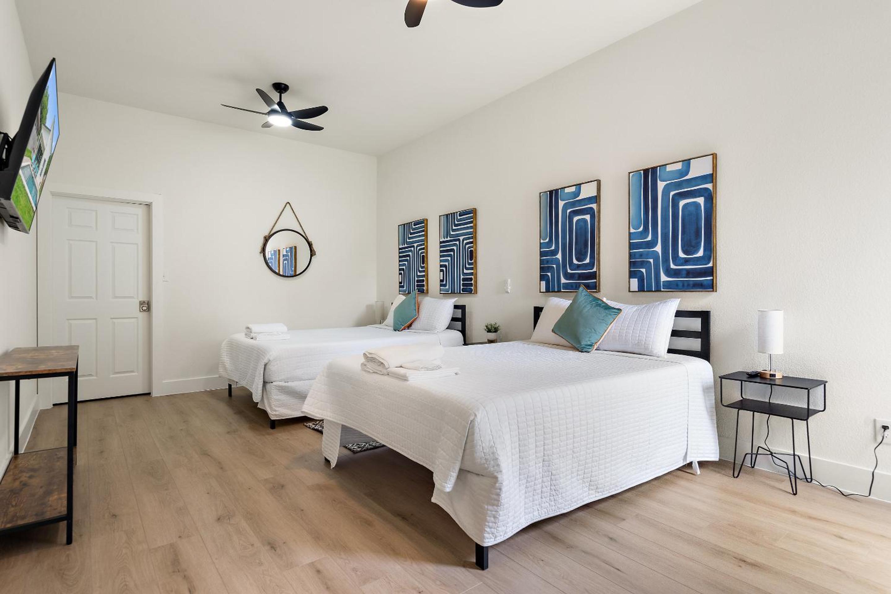 White Dove Pool House- Modern Luxury 4BR Home Near