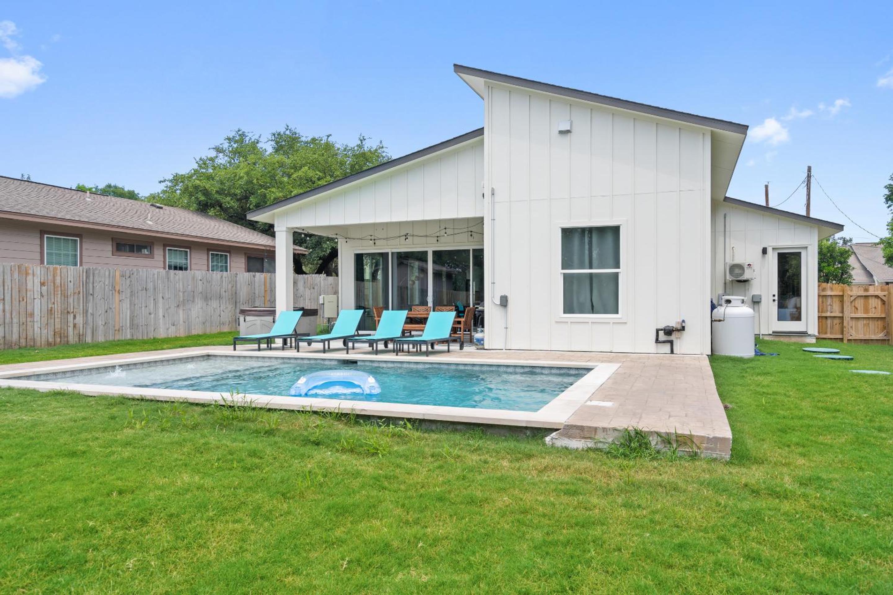 White Dove Pool House- Modern Luxury 4BR Home Near