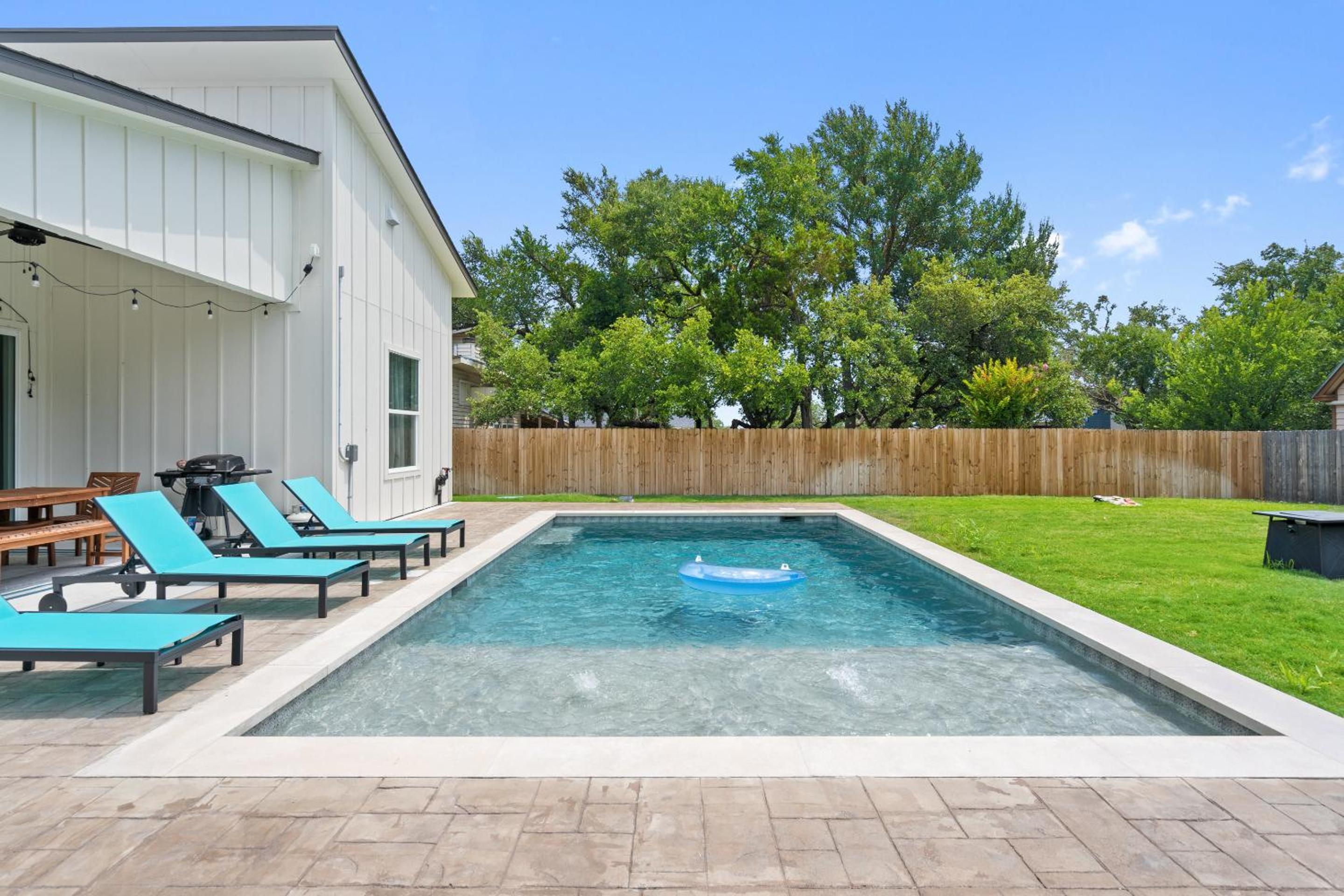 White Dove Pool House- Modern Luxury 4BR Home Near