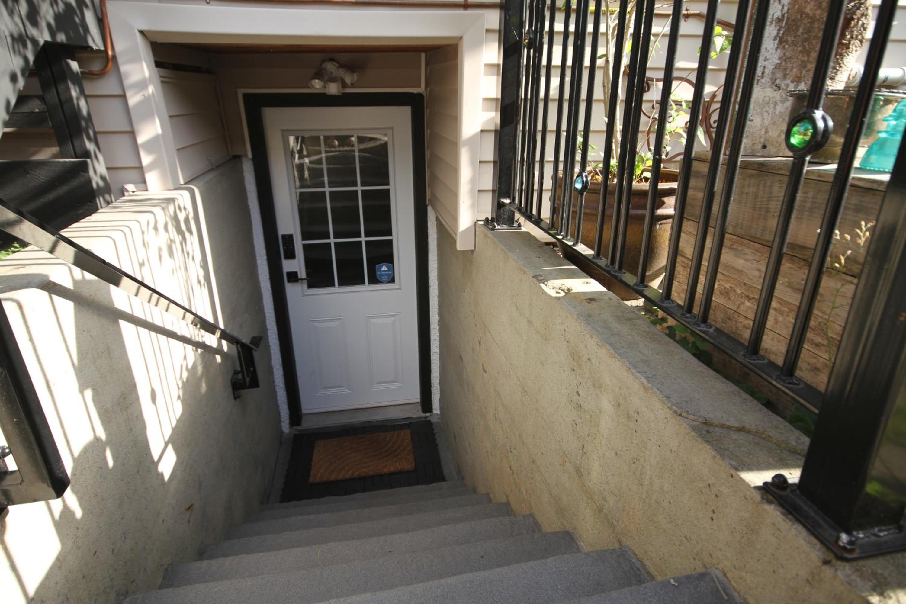 The Orange Door Bungalow- 2-BR w private yard, walkable to cafes & restaurants, 10 min to DT