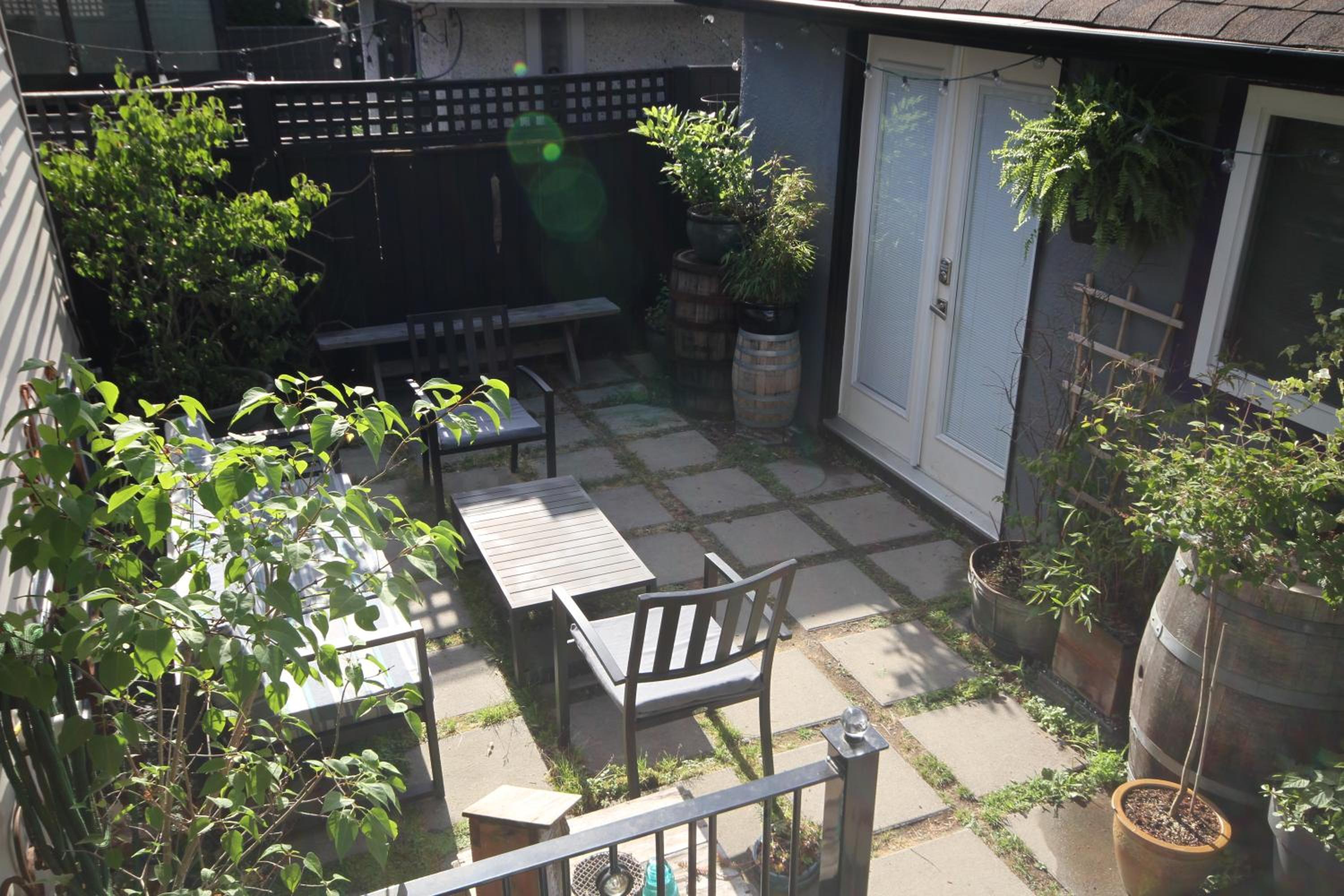 The Orange Door Bungalow- 2-BR w private yard, walkable to cafes & restaurants, 10 min to DT