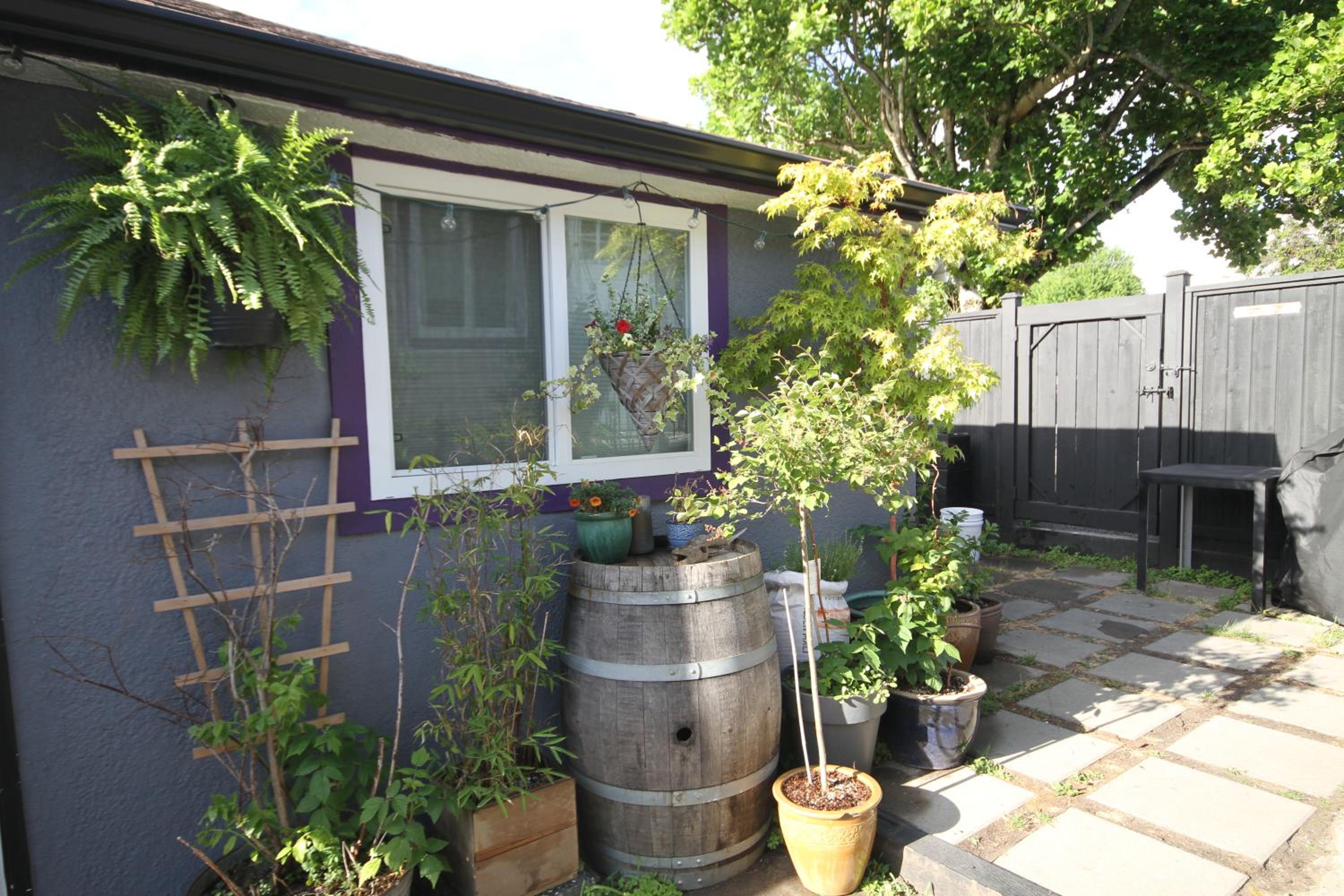 The Orange Door Bungalow- 2-BR w private yard, walkable to cafes & restaurants, 10 min to DT