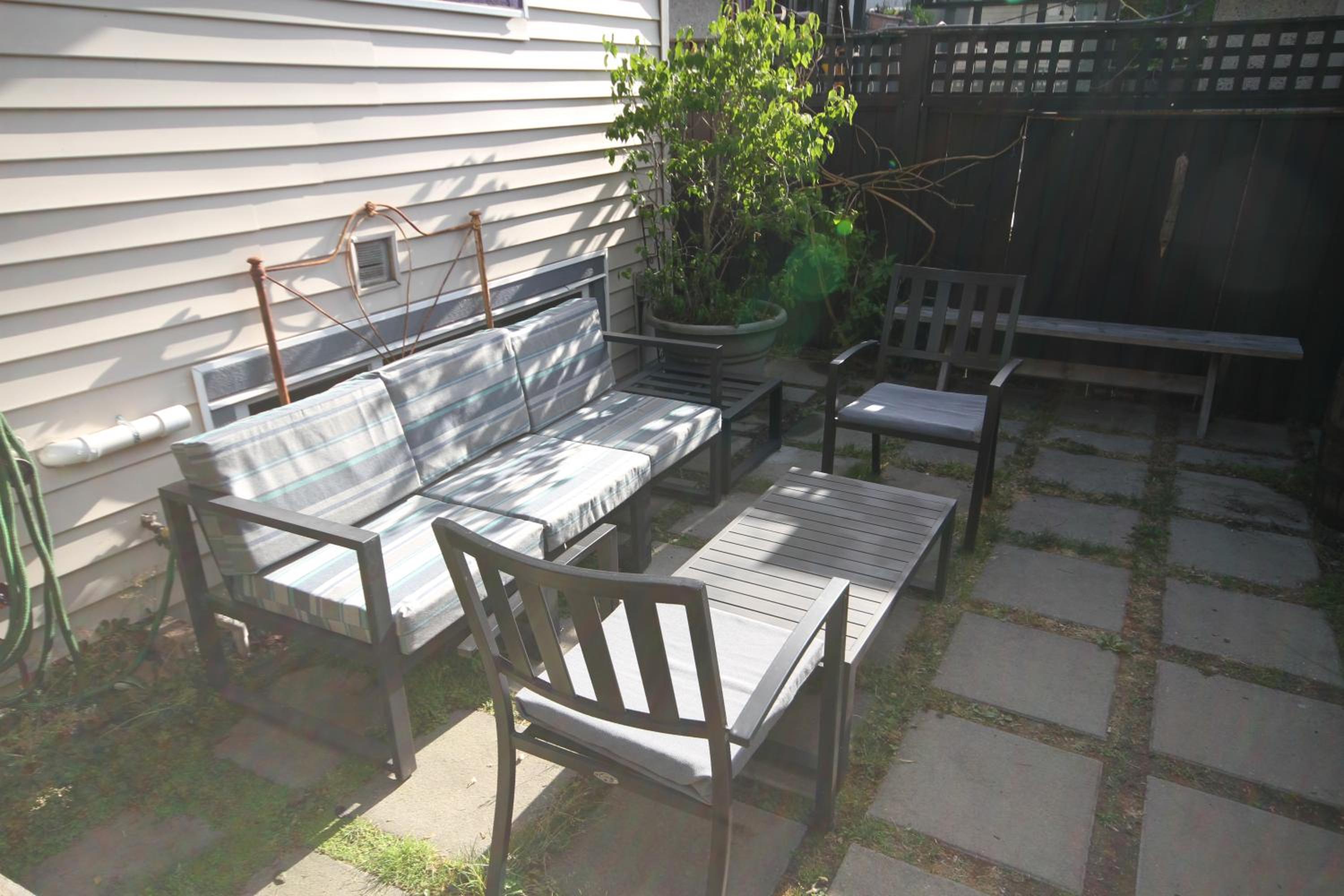 The Orange Door Bungalow- 2-BR w private yard, walkable to cafes & restaurants, 10 min to DT