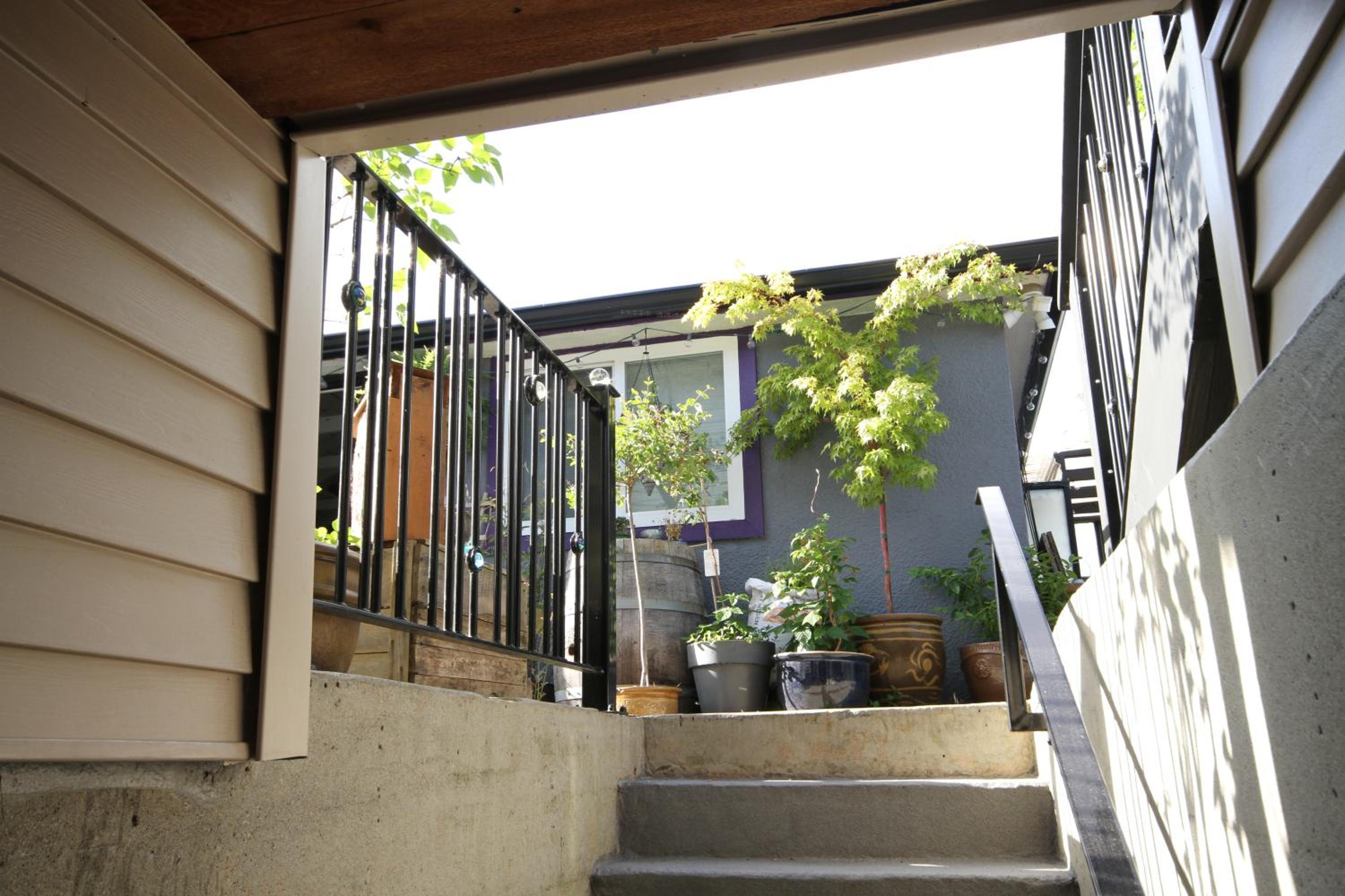 The Orange Door Bungalow- 2-BR w private yard, walkable to cafes & restaurants, 10 min to DT