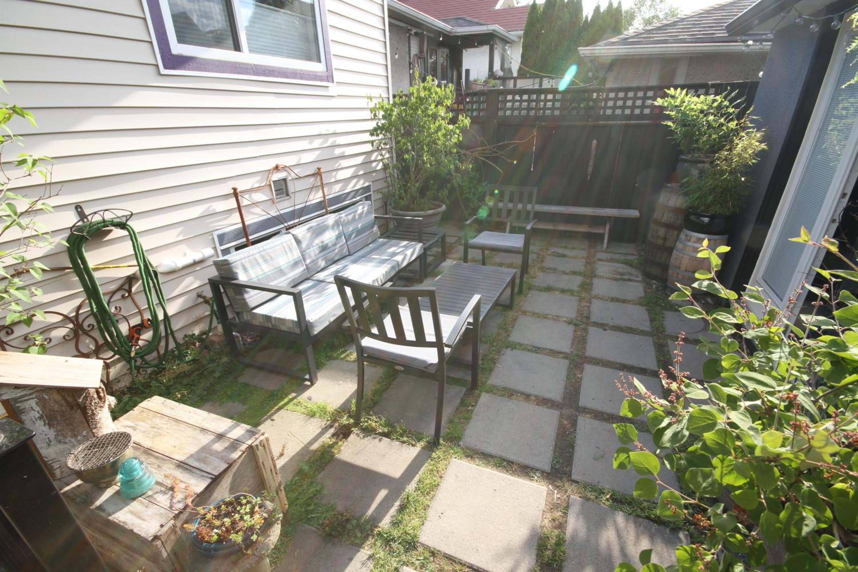 The Orange Door Bungalow- 2-BR w private yard, walkable to cafes & restaurants, 10 min to DT