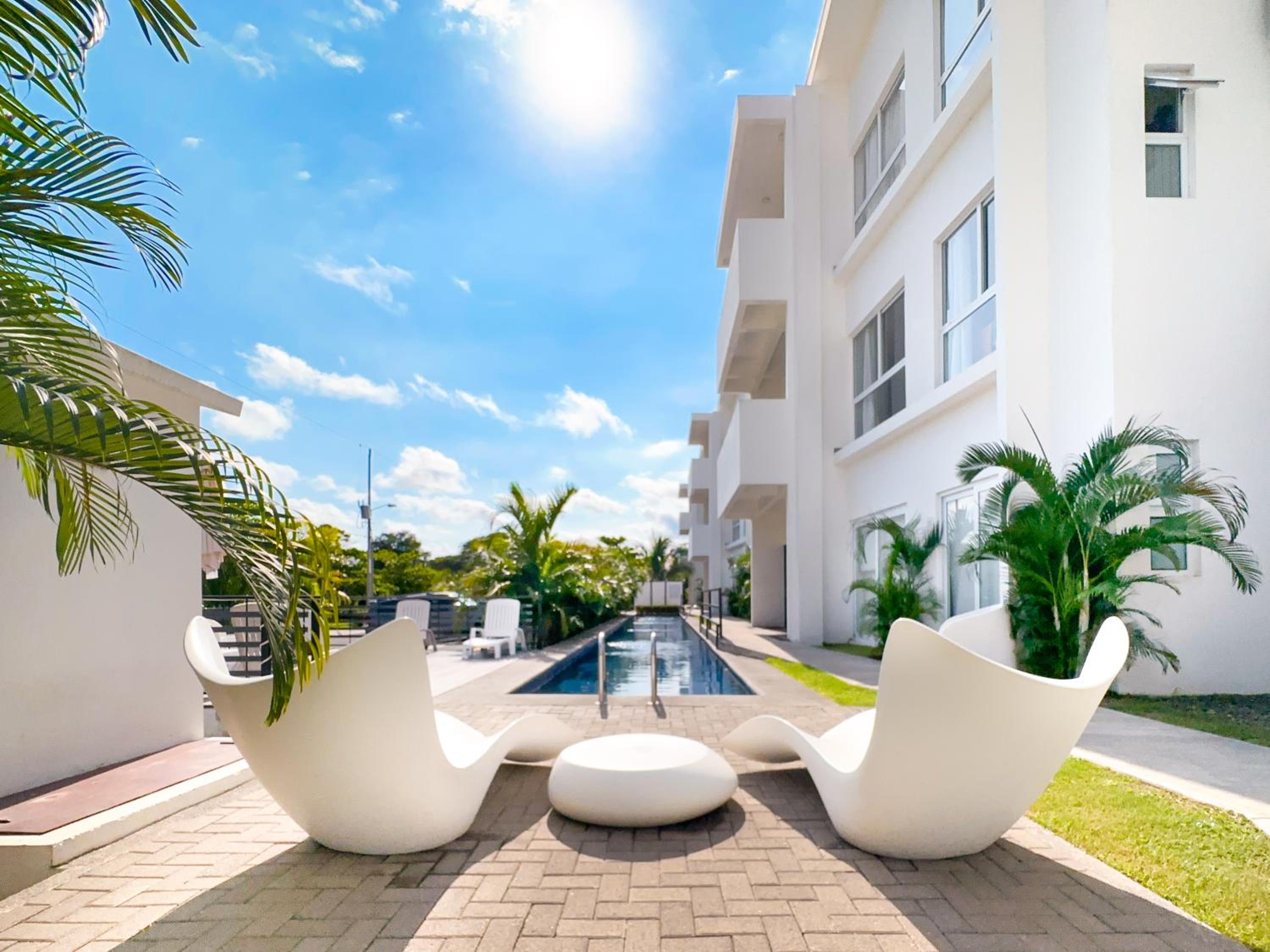 Pura Vida Apartment with nice pool walking distance to the heart of Jaco