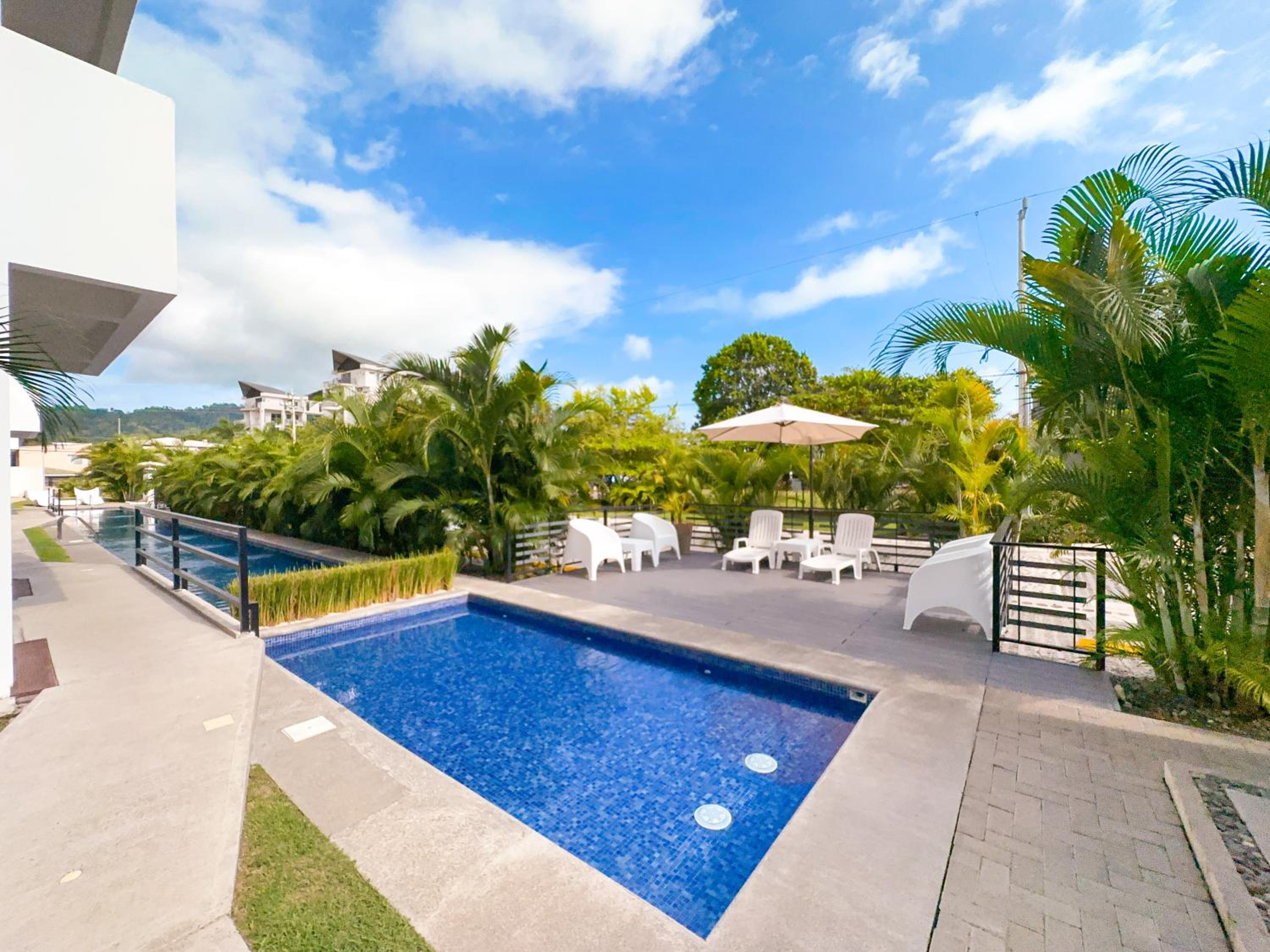 Pura Vida Apartment with nice pool walking distance to the heart of Jaco